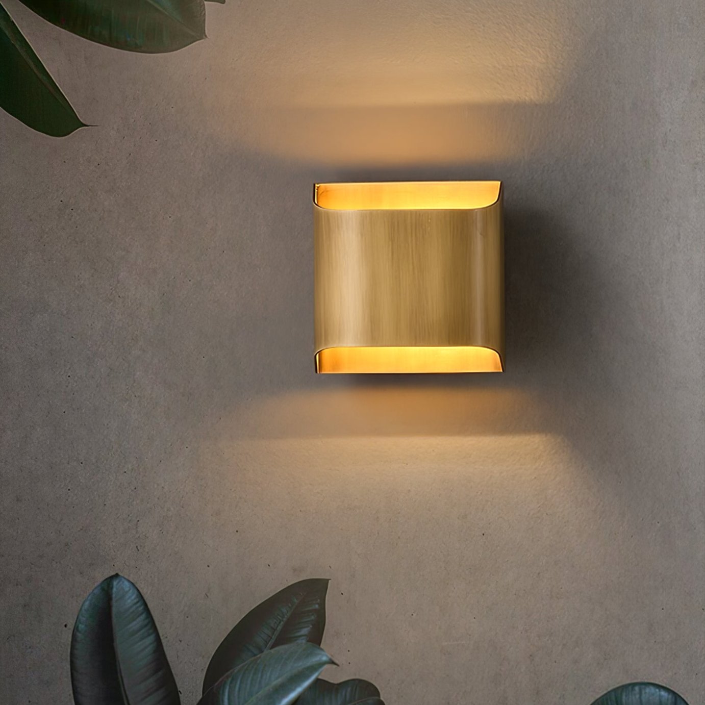 Leclerc Brass Wall Lamp – Polished Brass & Matte Black Sconce
