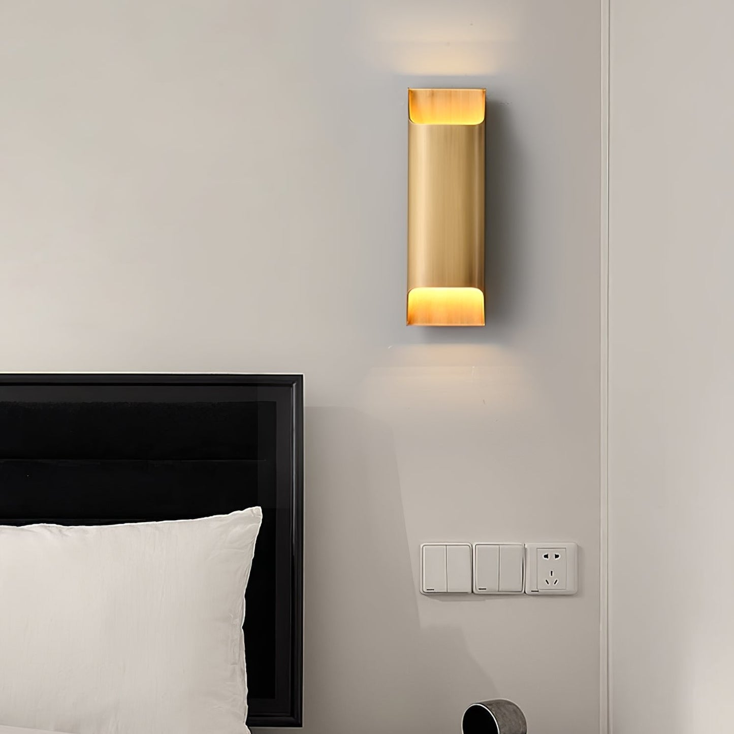 Leclerc Brass Wall Lamp – Polished Brass & Matte Black Sconce
