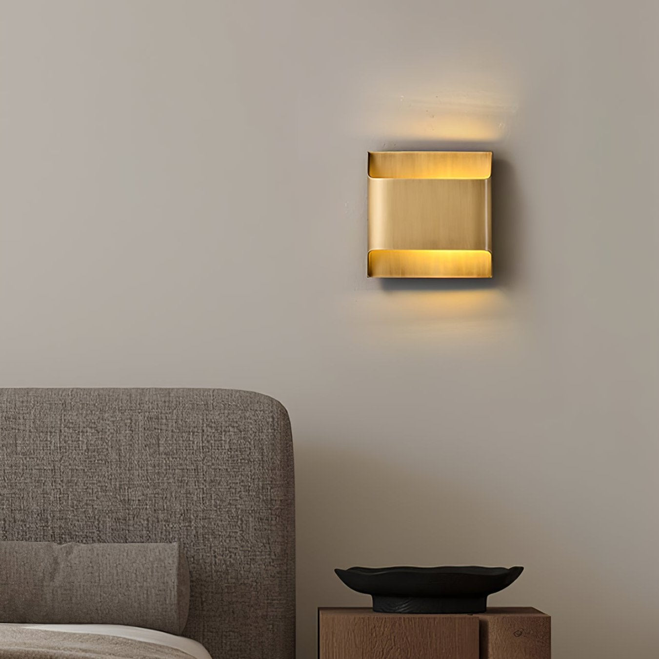Leclerc Brass Wall Lamp – Polished Brass & Matte Black Sconce