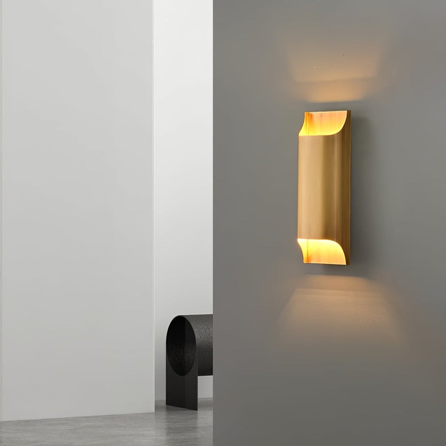 Leclerc Brass Wall Lamp – Polished Brass & Matte Black Sconce