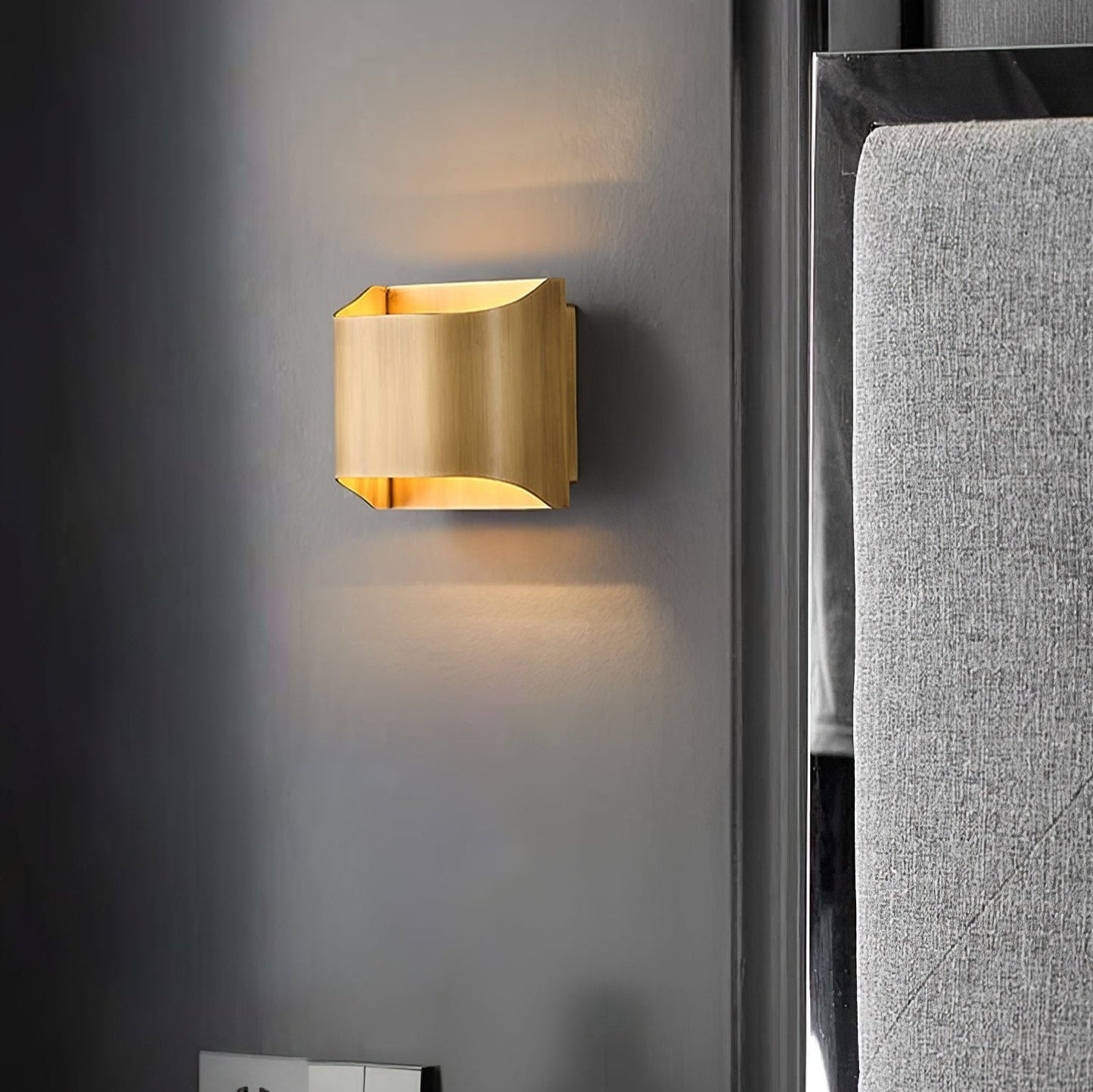 Leclerc Brass Wall Lamp – Polished Brass & Matte Black Sconce