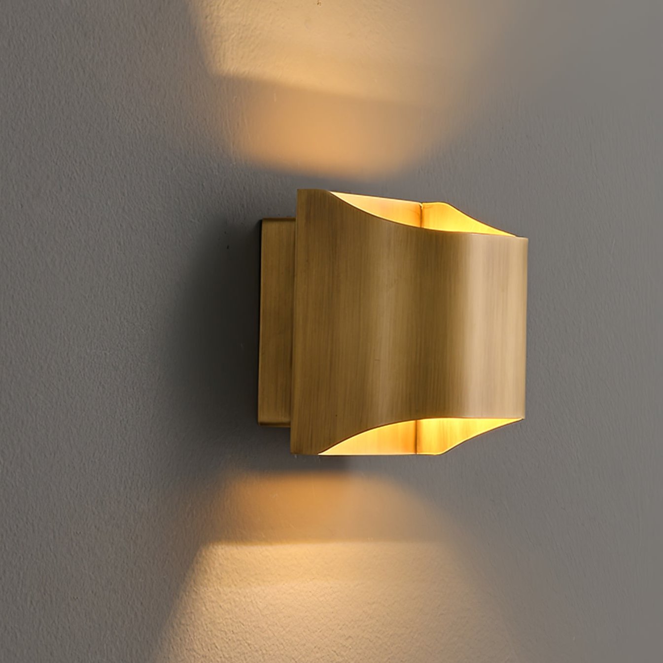 Leclerc Brass Wall Lamp – Polished Brass & Matte Black Sconce