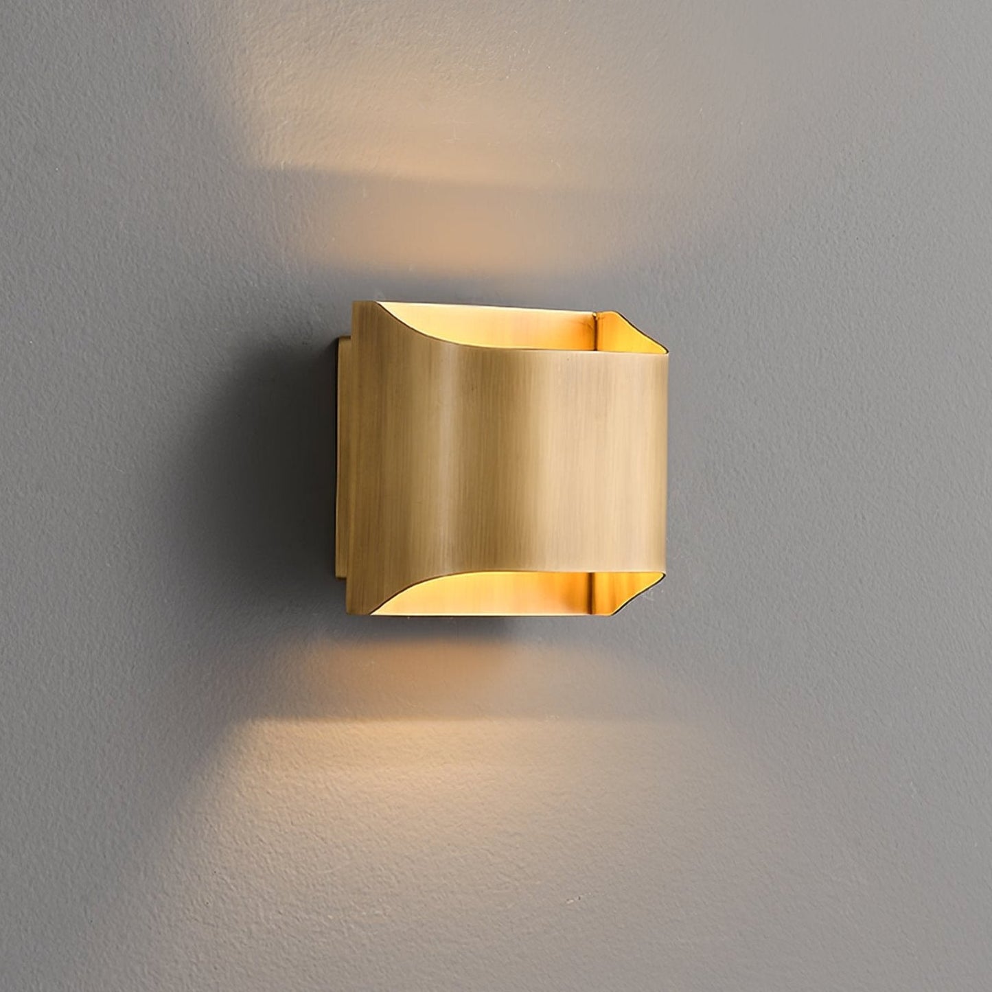 Leclerc Brass Wall Lamp – Polished Brass & Matte Black Sconce