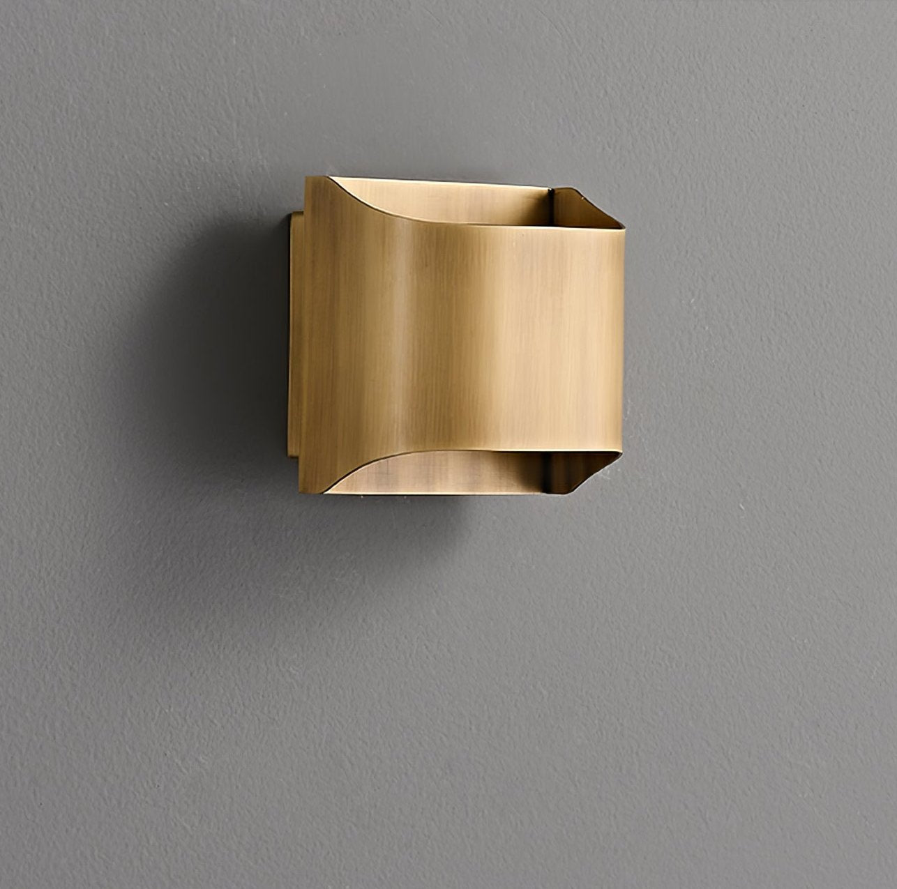 Leclerc Brass Wall Lamp – Polished Brass & Matte Black Sconce