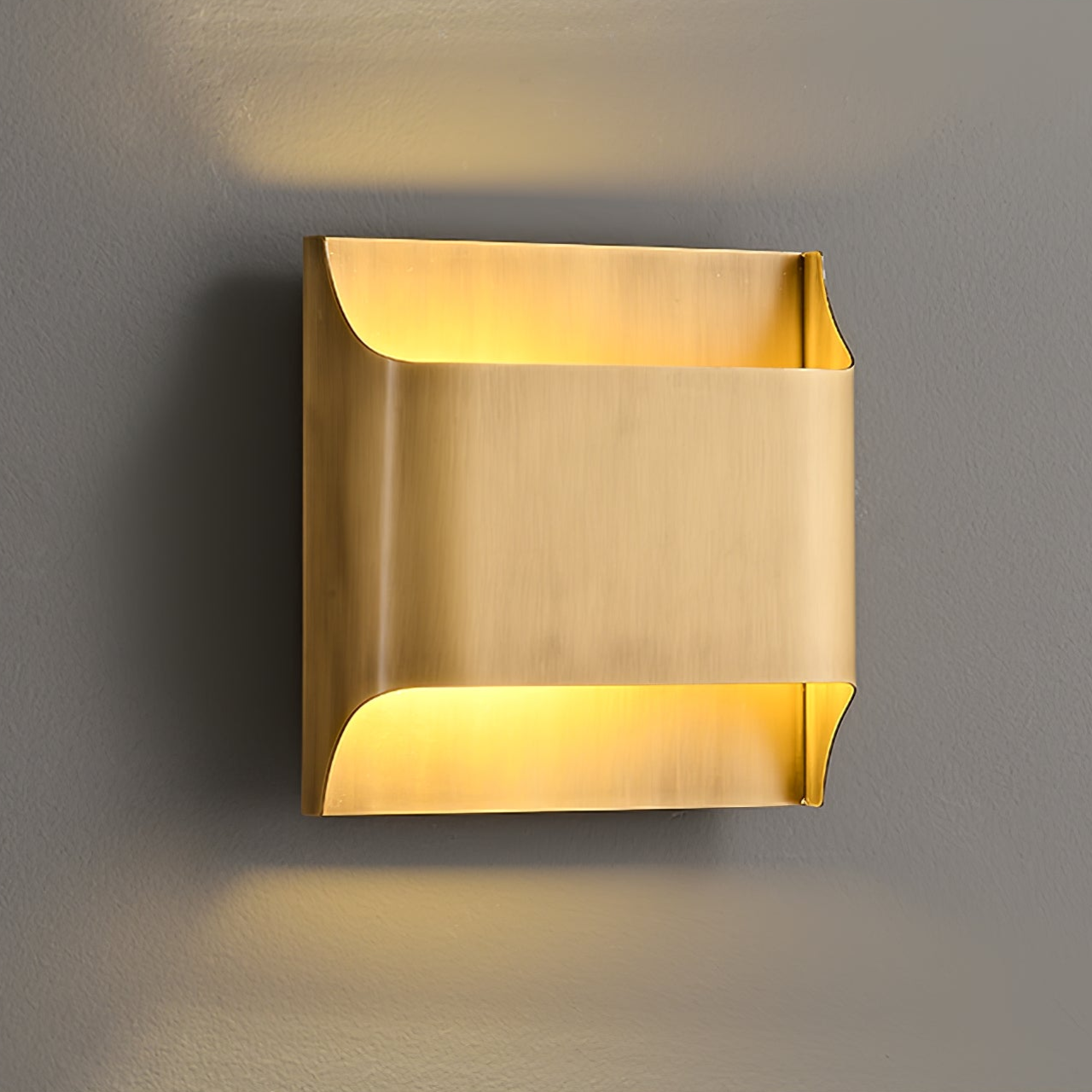 Leclerc Brass Wall Lamp – Polished Brass & Matte Black Sconce