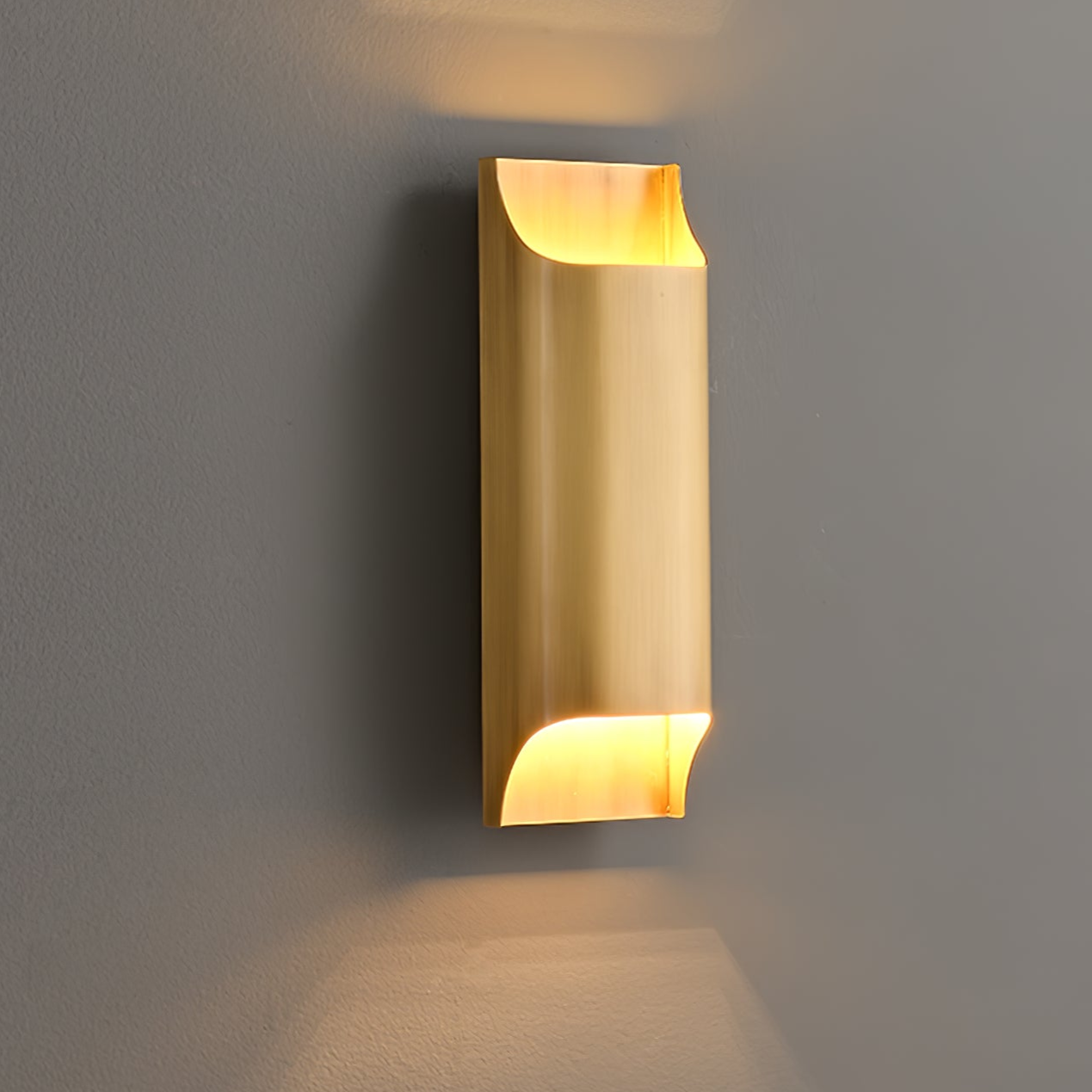 Leclerc Brass Wall Lamp – Polished Brass & Matte Black Sconce