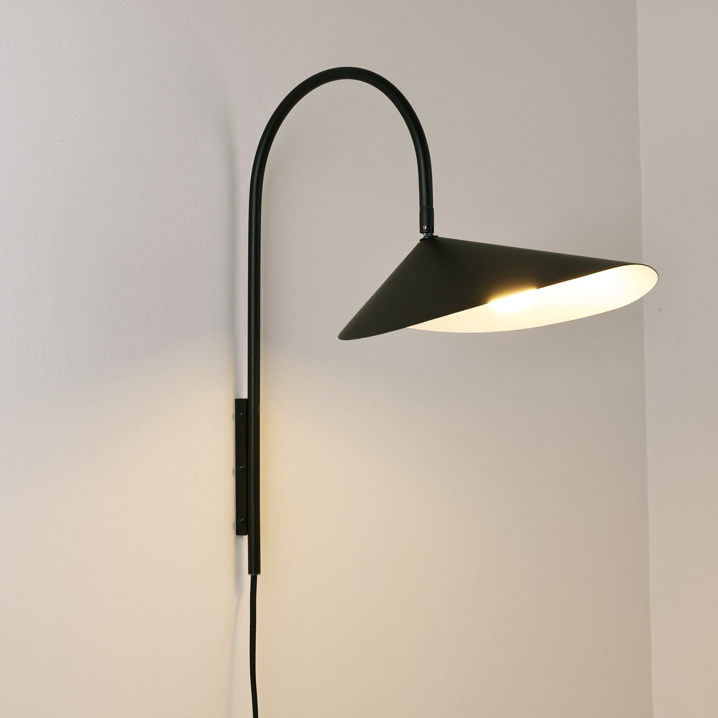 Alocasia Swivel Plug‑in Wall Lamp – Adjustable Modern Lighting