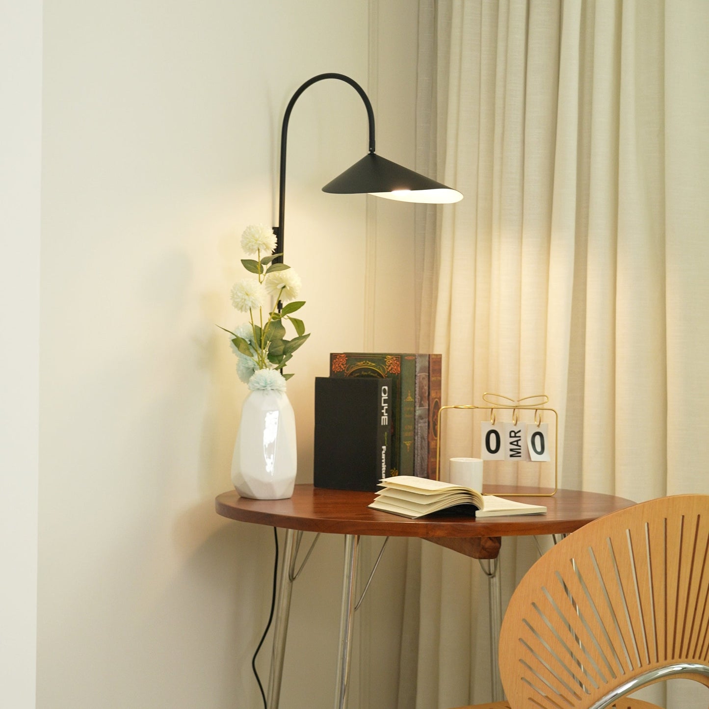 Alocasia Swivel Plug‑in Wall Lamp – Adjustable Modern Lighting
