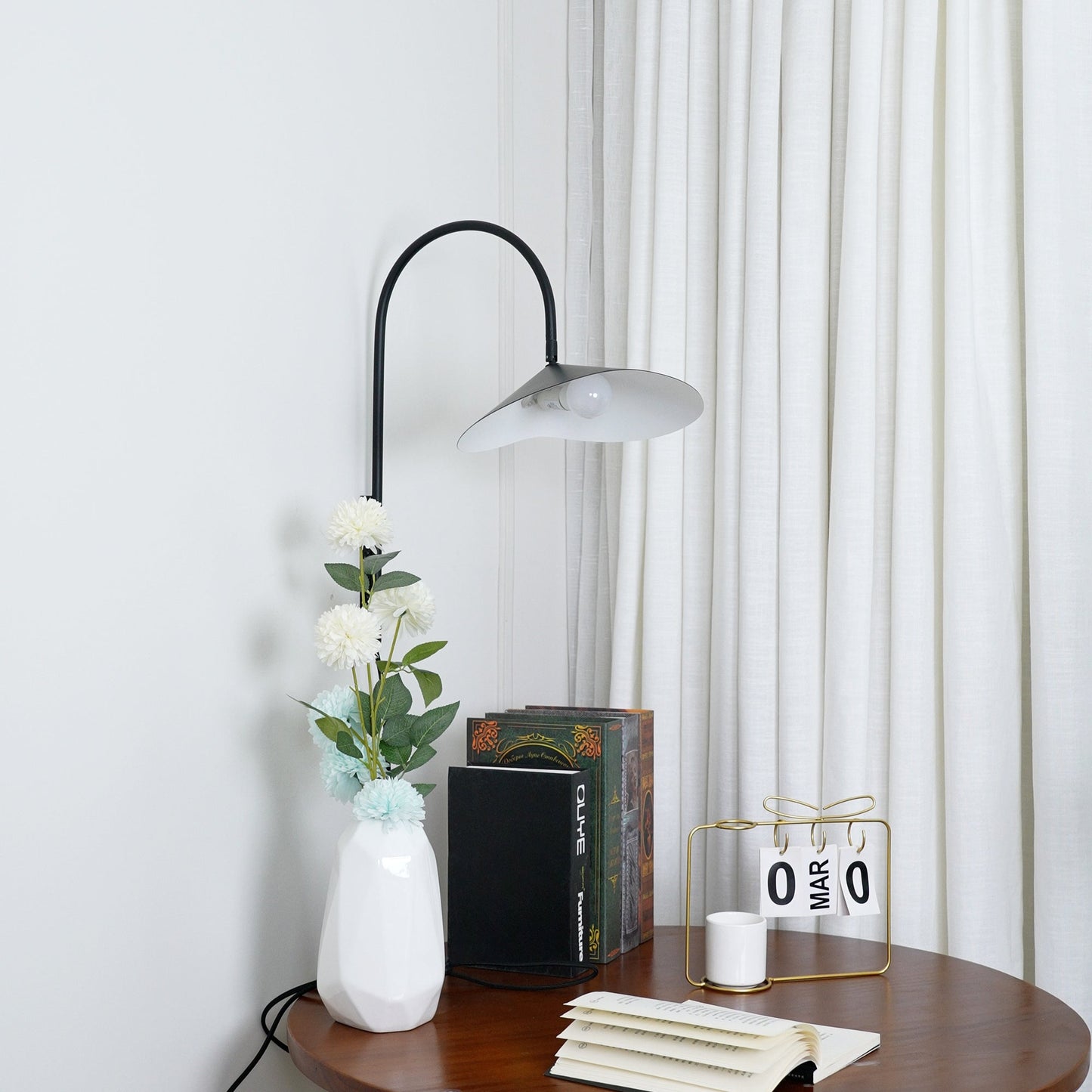 Alocasia Swivel Plug‑in Wall Lamp – Adjustable Modern Lighting