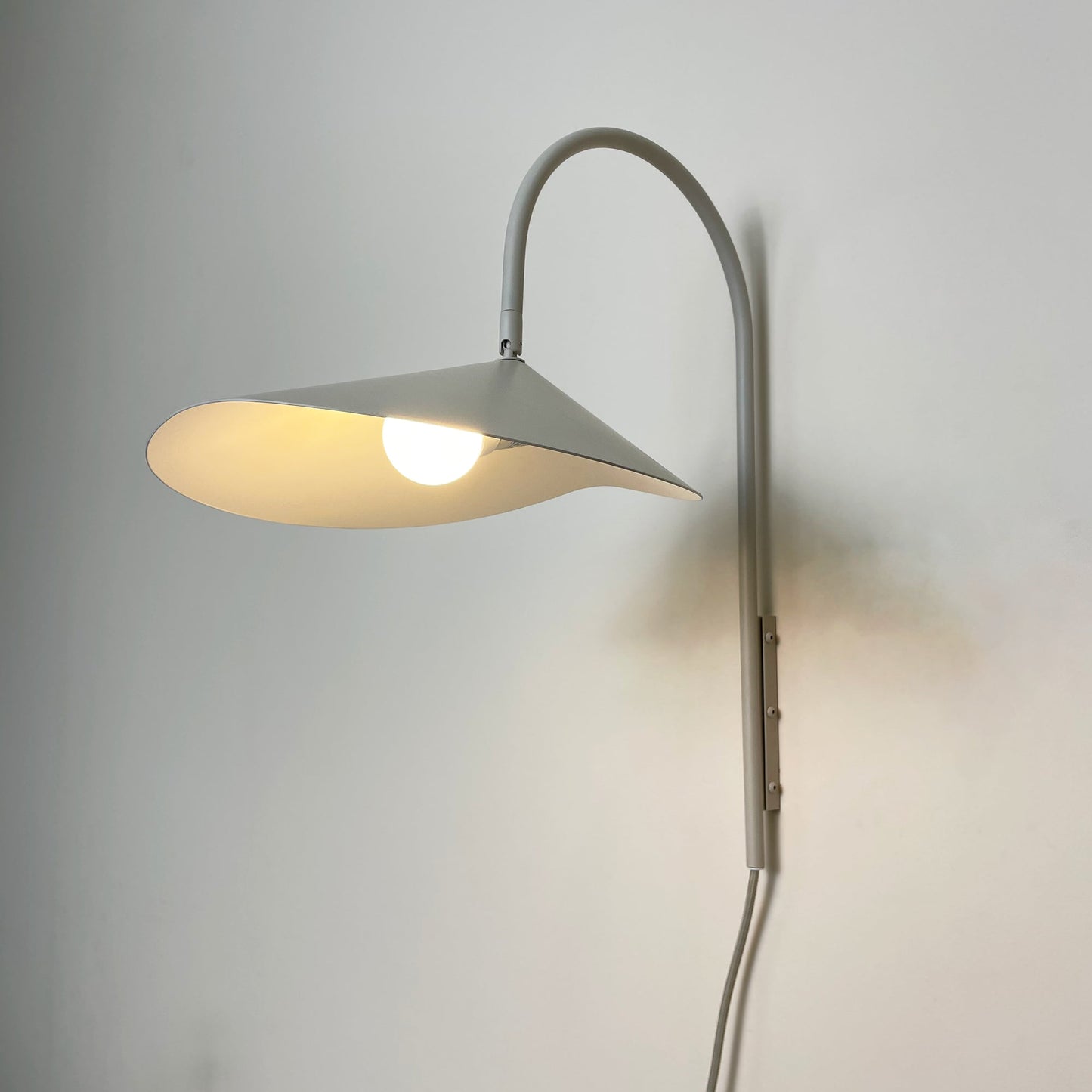 Alocasia Swivel Plug‑in Wall Lamp – Adjustable Modern Lighting