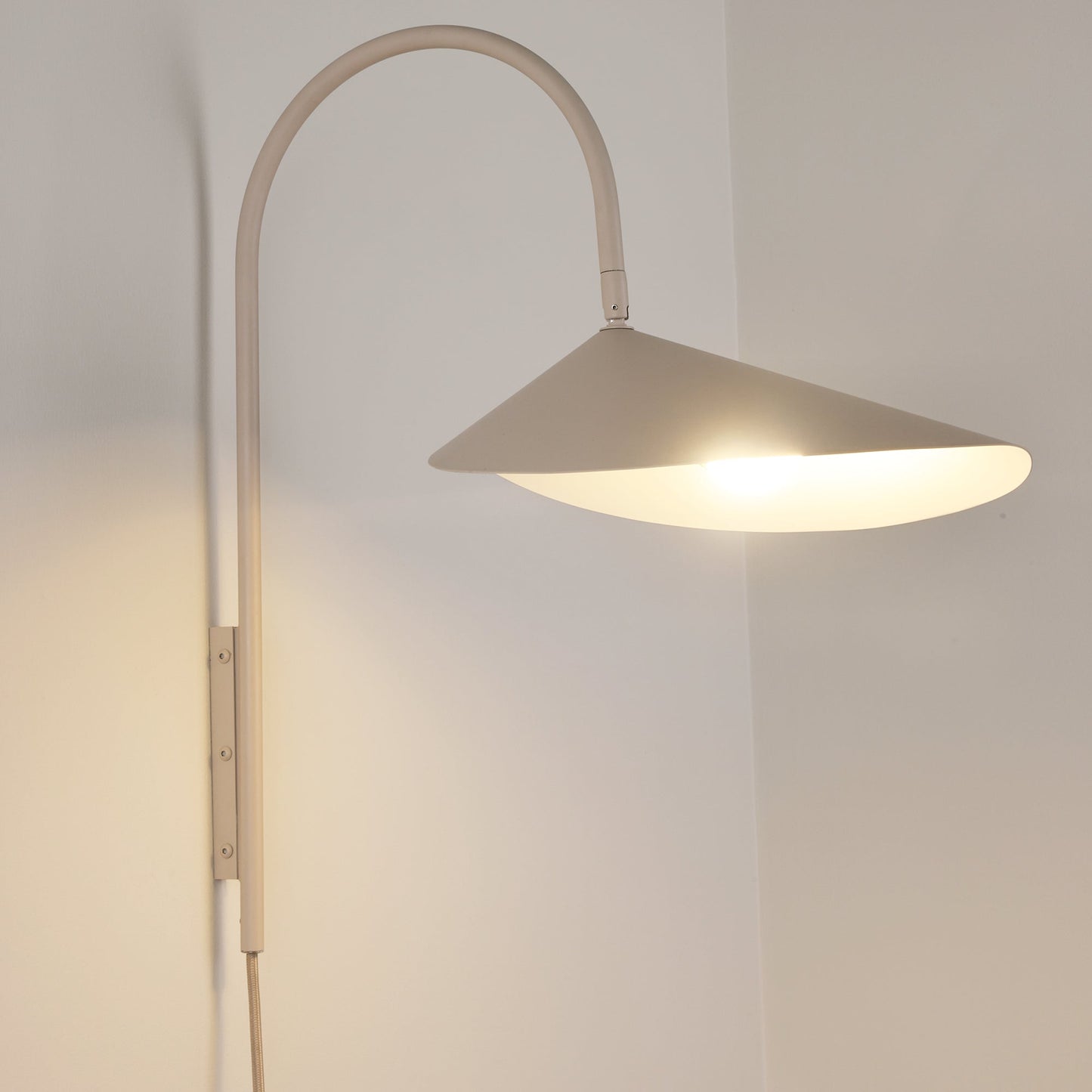 Alocasia Swivel Plug‑in Wall Lamp – Adjustable Modern Lighting