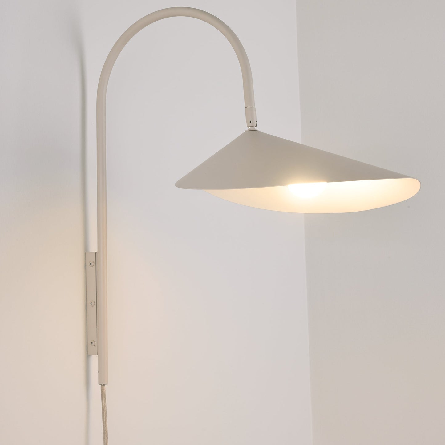Alocasia Swivel Plug‑in Wall Lamp – Adjustable Modern Lighting