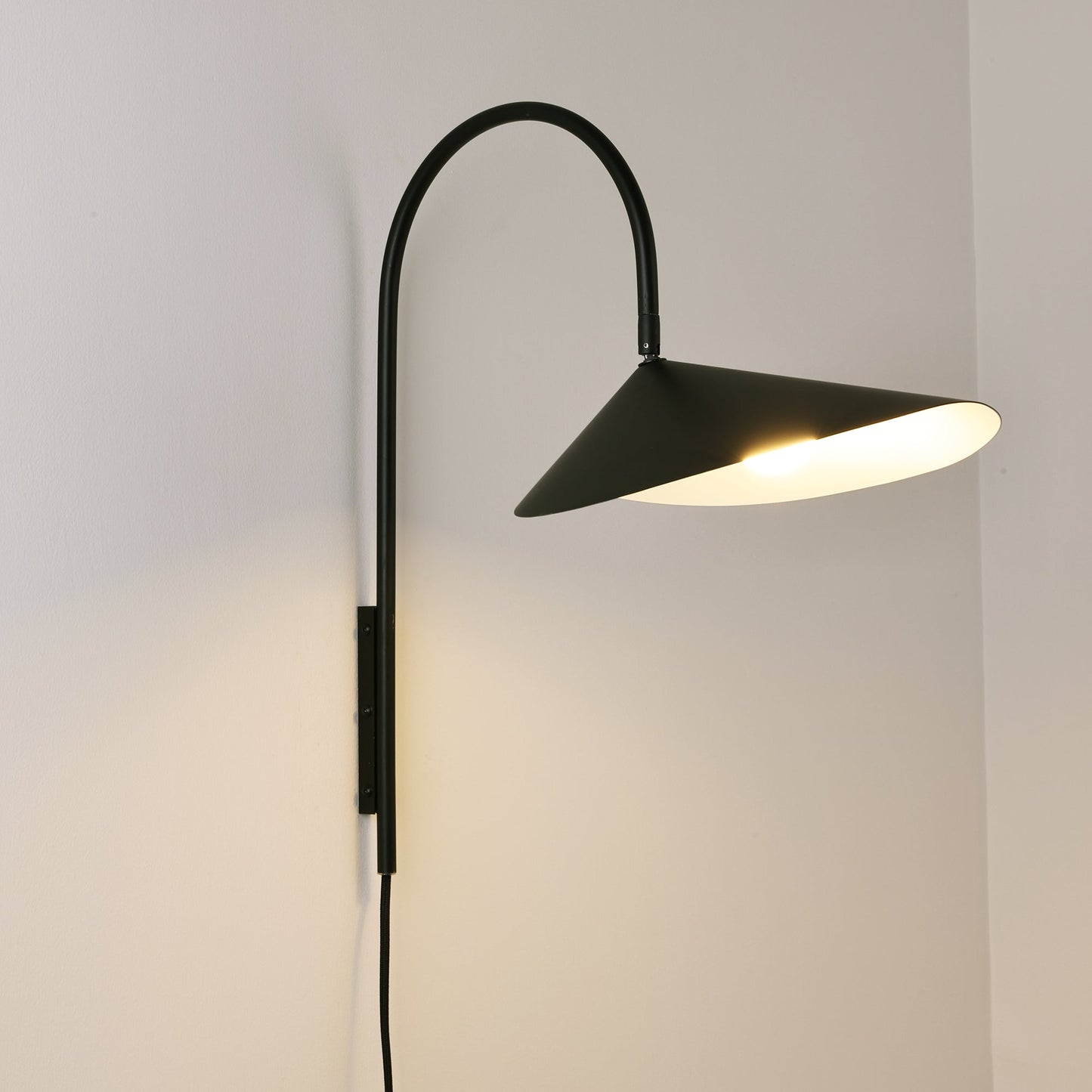 Alocasia Swivel Plug‑in Wall Lamp – Adjustable Modern Lighting