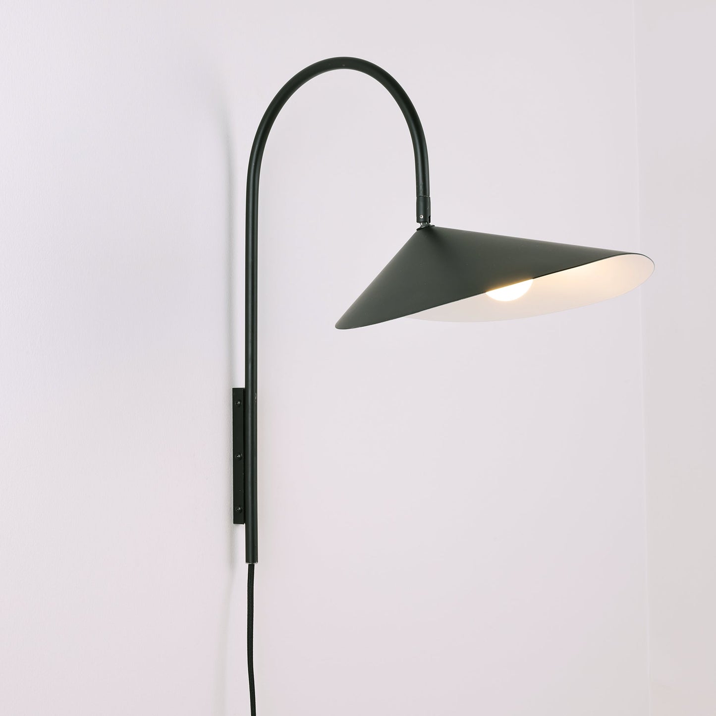 Alocasia Swivel Plug‑in Wall Lamp – Adjustable Modern Lighting