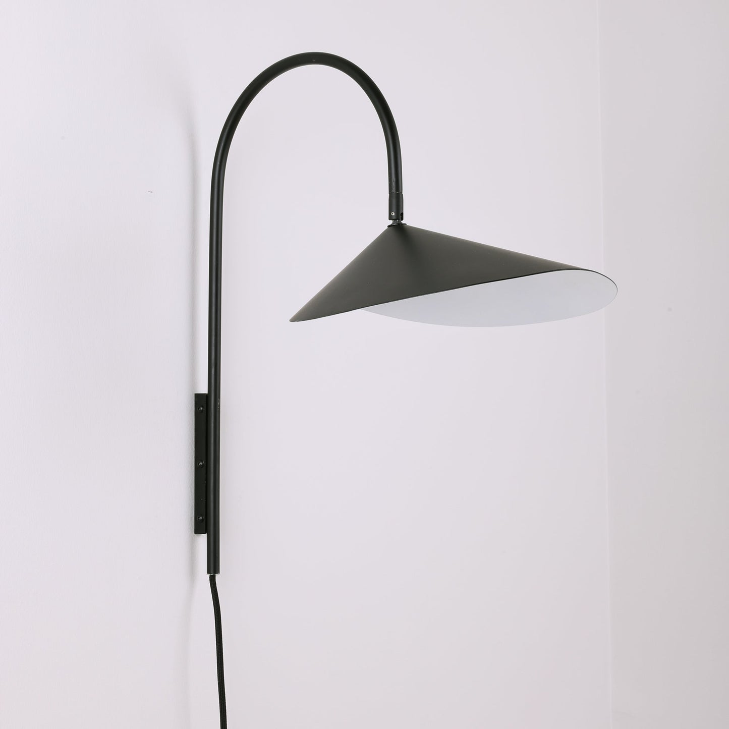 Alocasia Swivel Plug‑in Wall Lamp – Adjustable Modern Lighting