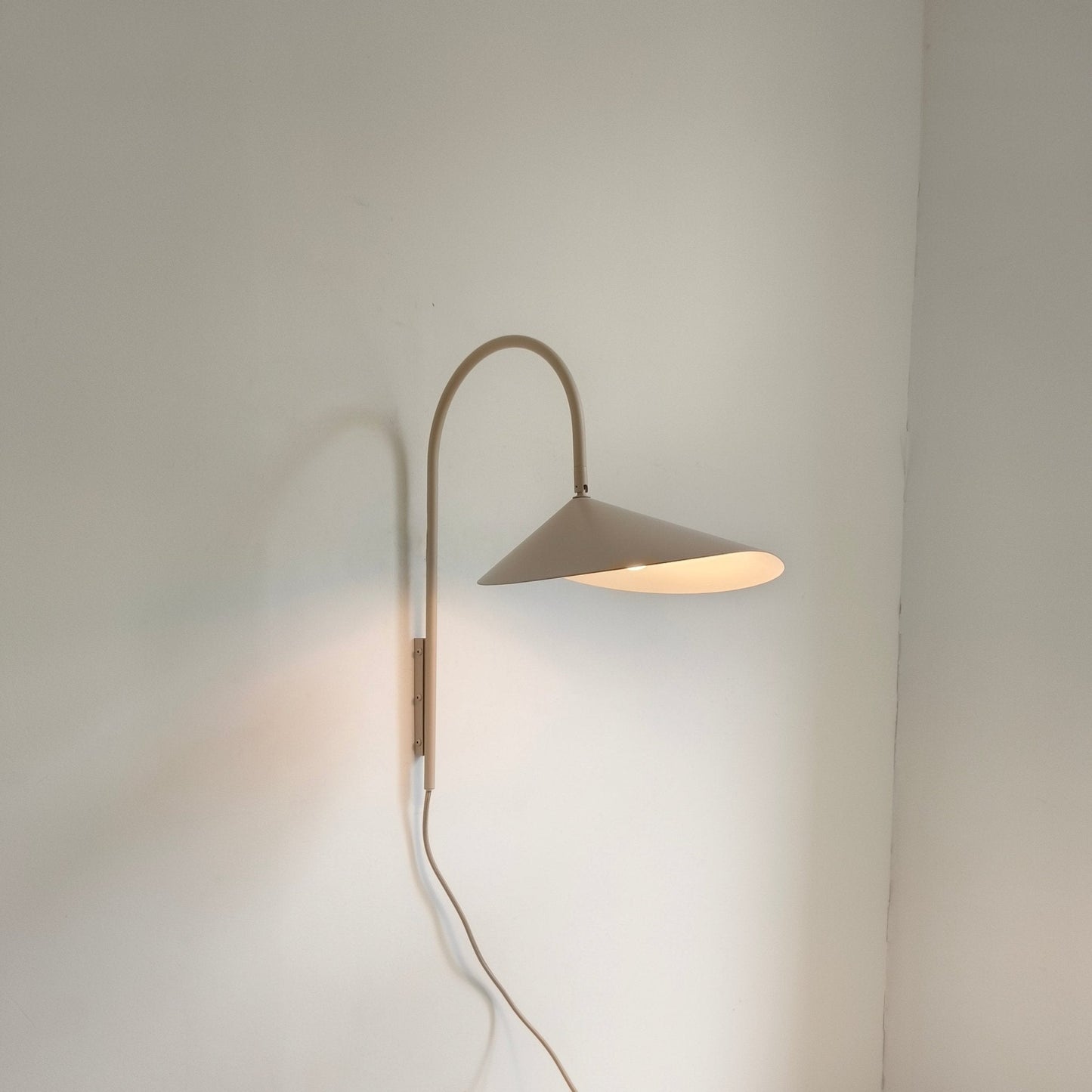 Alocasia Swivel Plug‑in Wall Lamp – Adjustable Modern Lighting