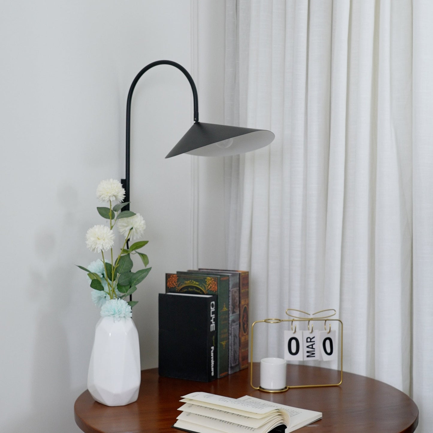 Alocasia Swivel Plug‑in Wall Lamp – Adjustable Modern Lighting