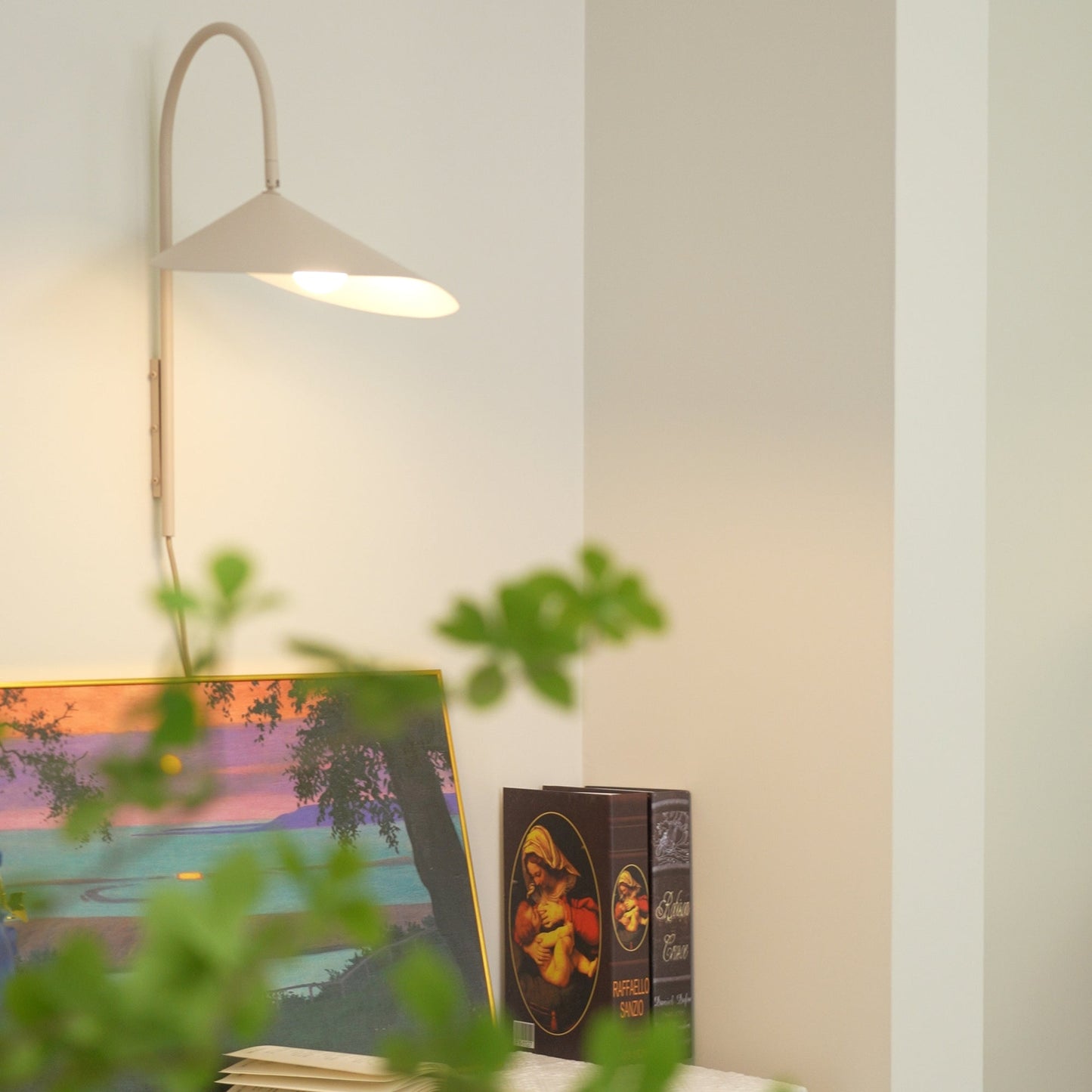 Alocasia Swivel Plug‑in Wall Lamp – Adjustable Modern Lighting