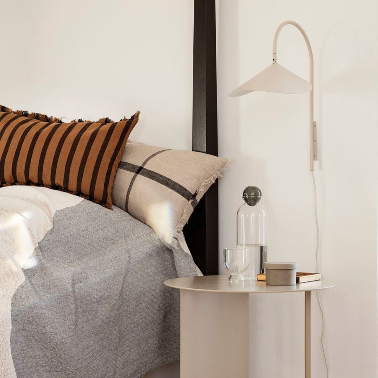 Alocasia Swivel Plug‑in Wall Lamp – Adjustable Modern Lighting