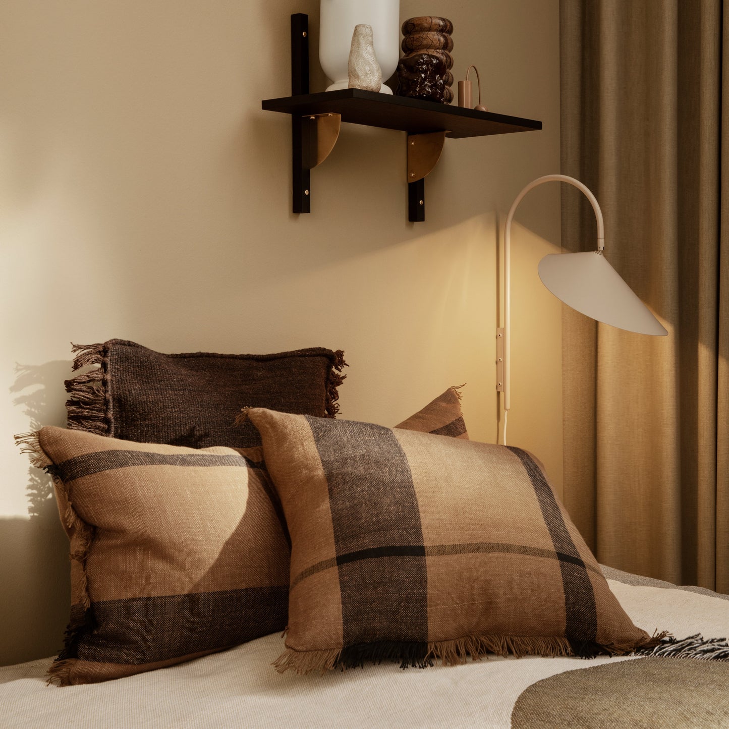 Alocasia Swivel Plug‑in Wall Lamp – Adjustable Modern Lighting