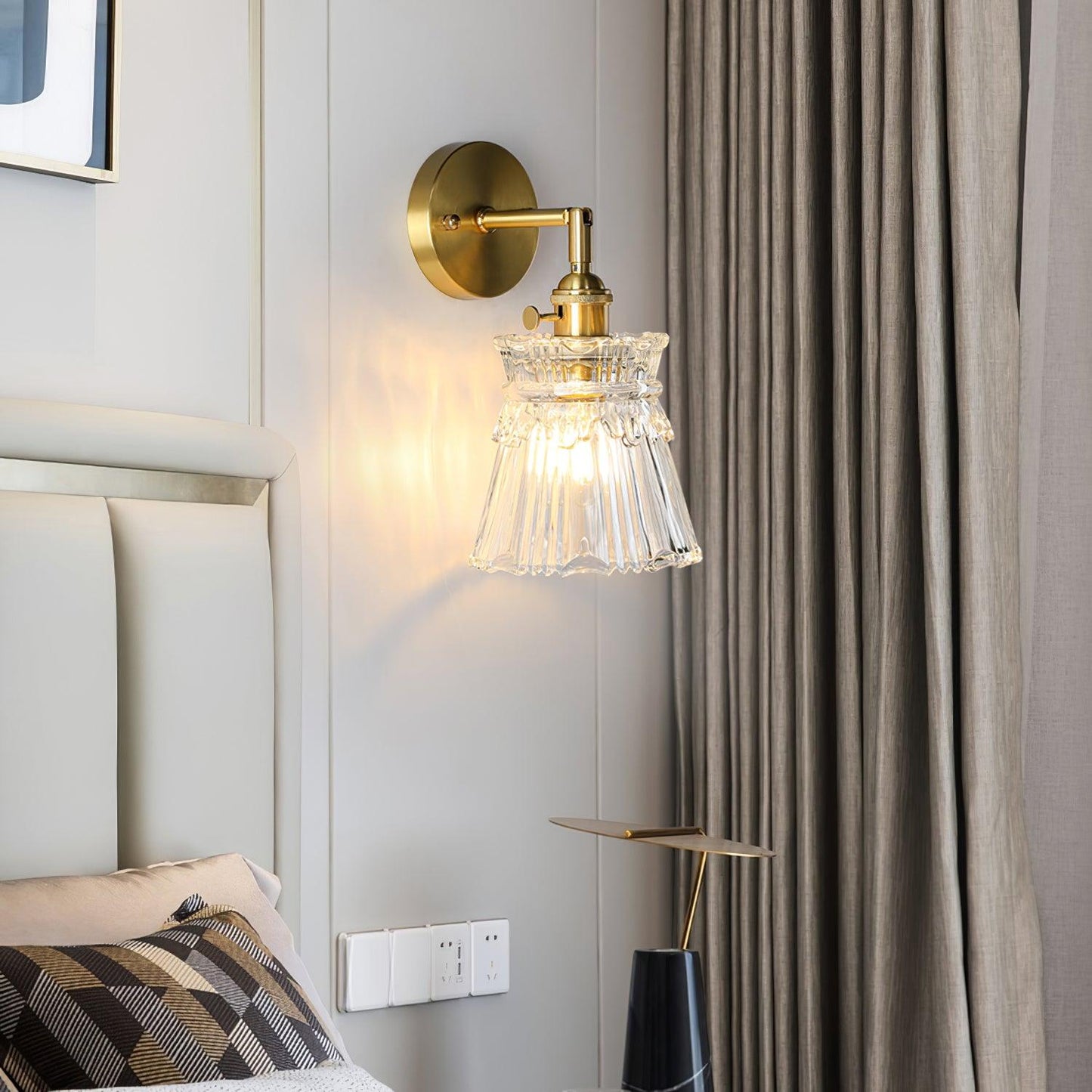 Chaika Brass & Clear Glass Wall Lamp – Classic Modern Elegance