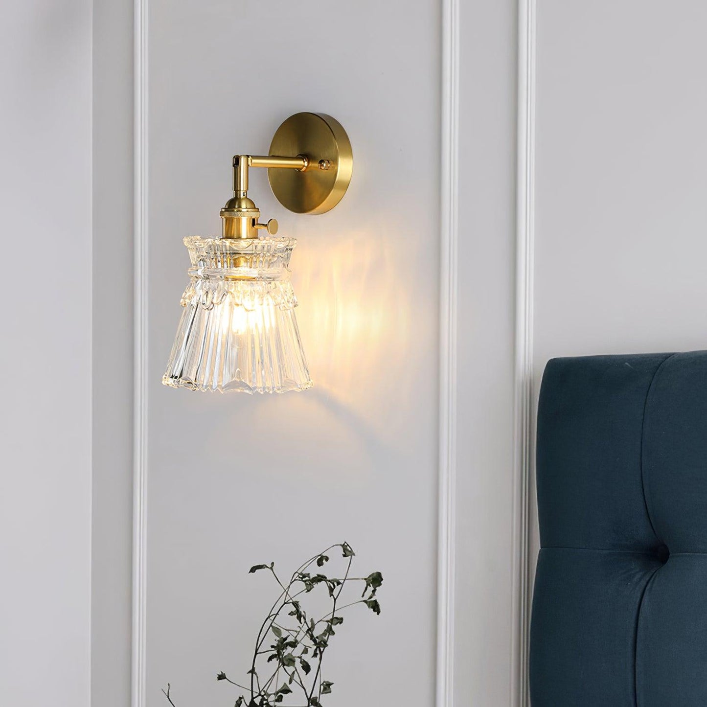 Chaika Brass & Clear Glass Wall Lamp – Classic Modern Elegance