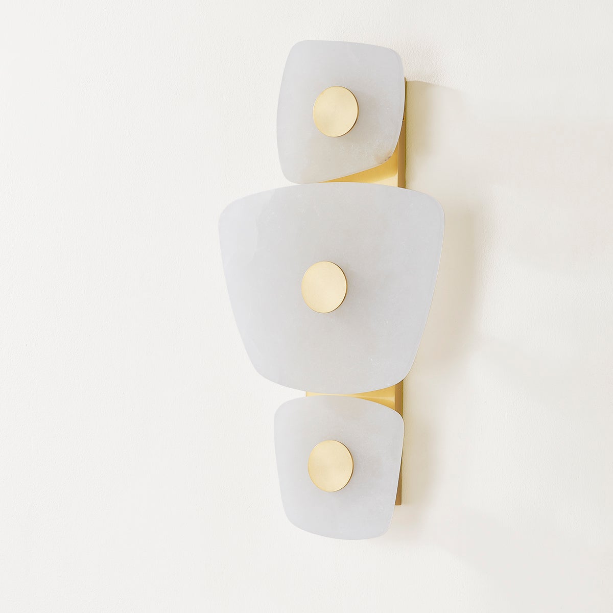 Holmdel Alabaster Wall Lamp with Brass Frame – Warm LED Light