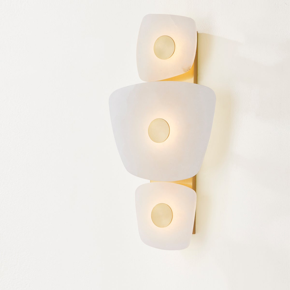 Holmdel Alabaster Wall Lamp with Brass Frame – Warm LED Light