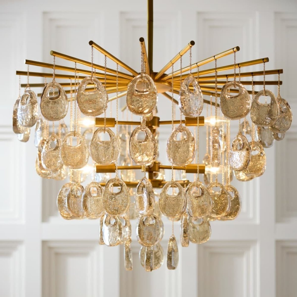 Jacqueline Chandelier - YIOSI
