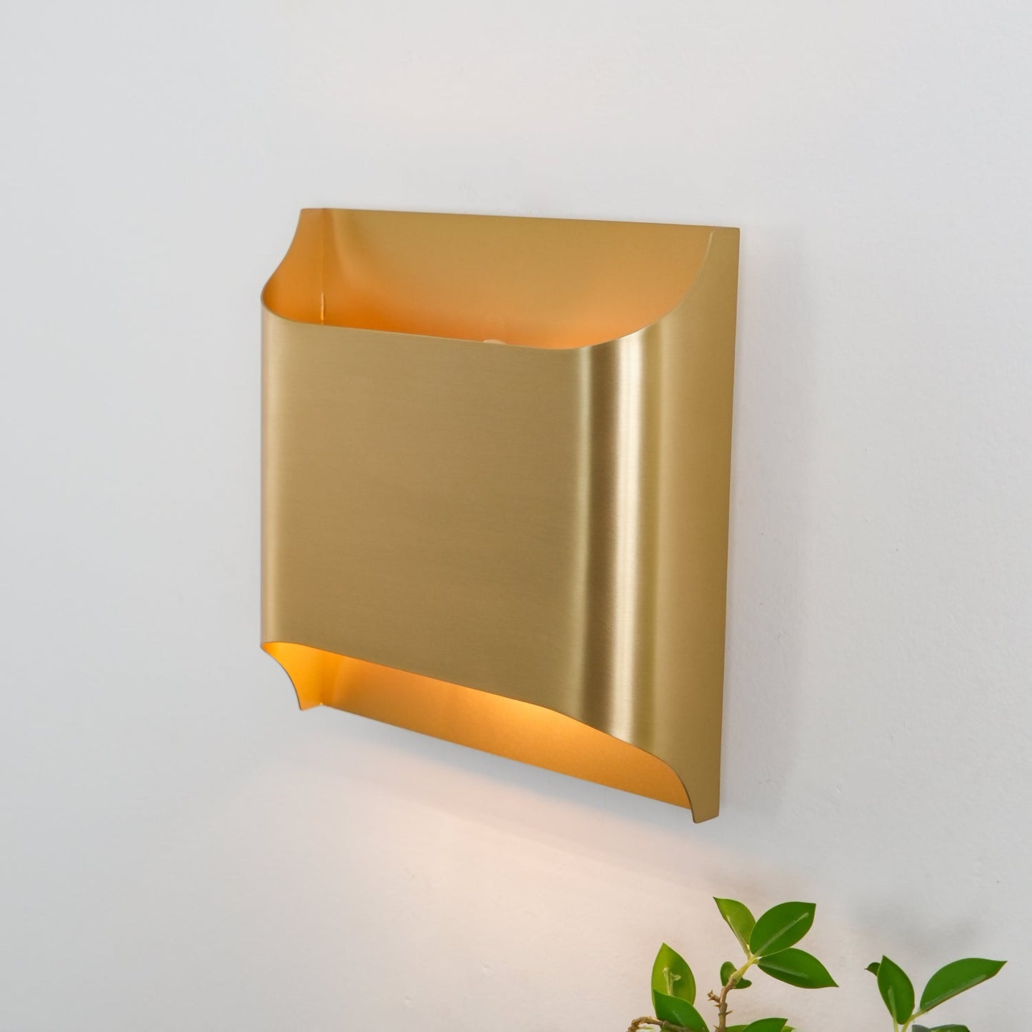 Leclerc Brass Wall Lamp – Polished Brass & Matte Black Sconce