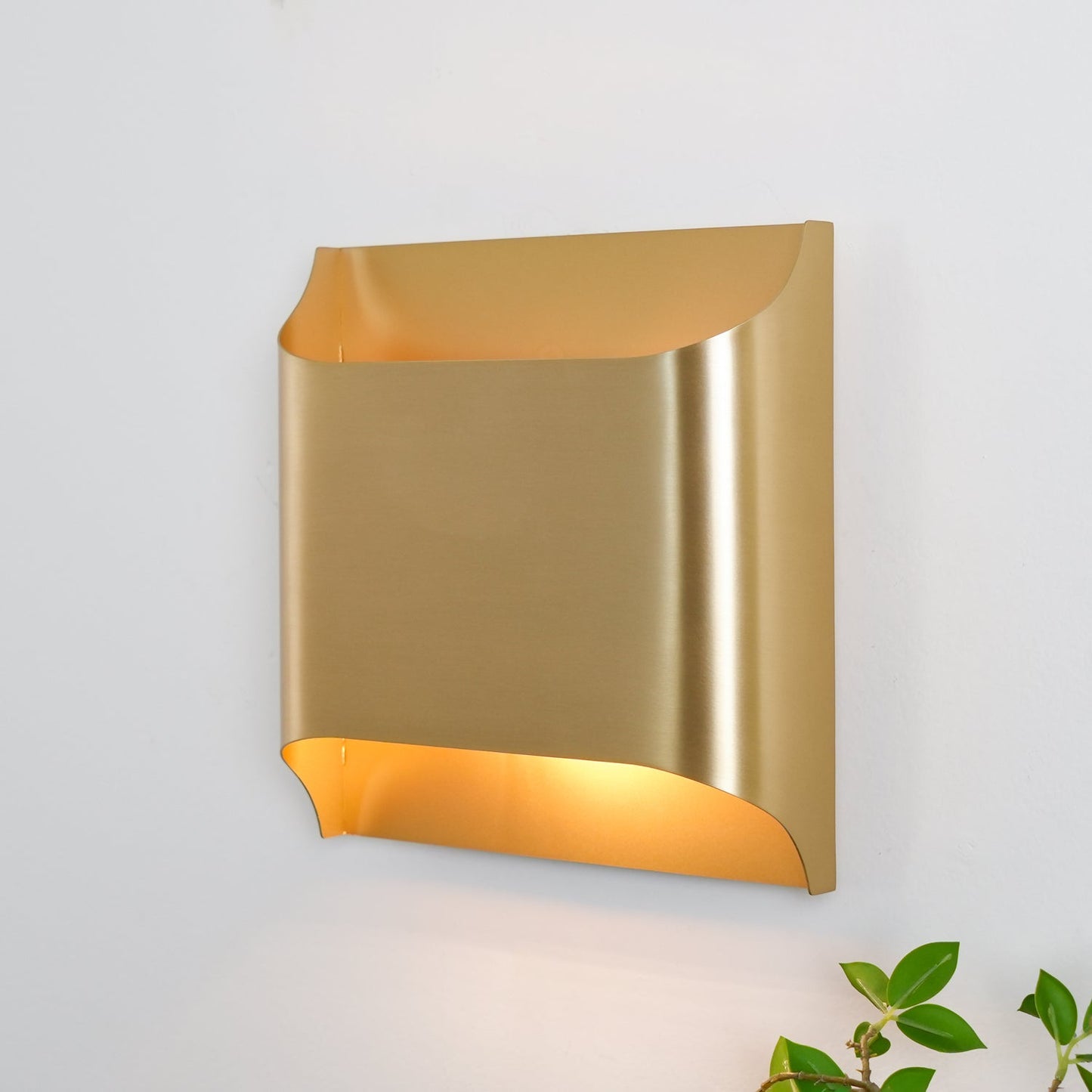 Leclerc Brass Wall Lamp – Polished Brass & Matte Black Sconce