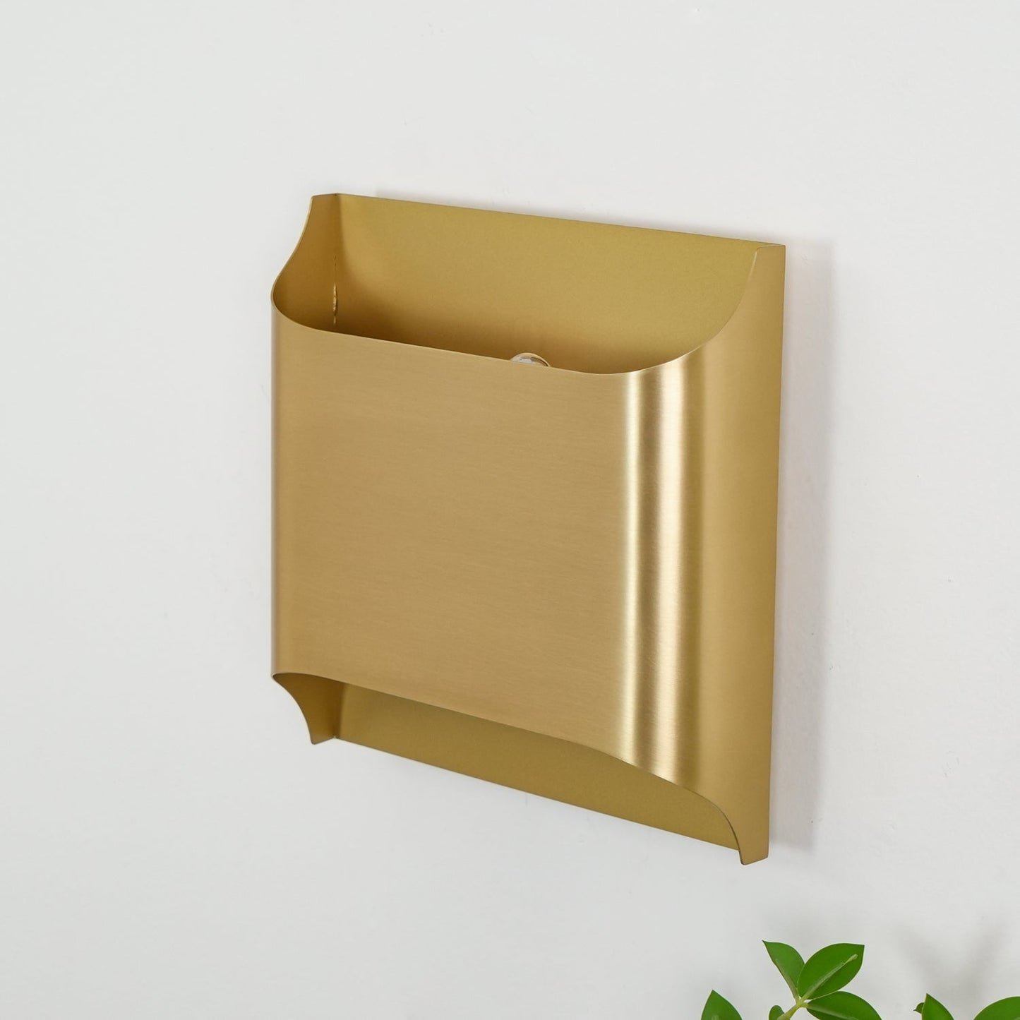 Leclerc Brass Wall Lamp – Polished Brass & Matte Black Sconce