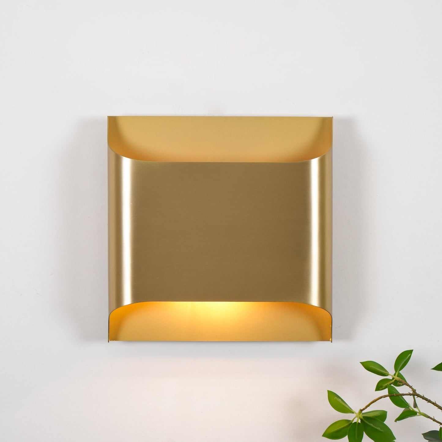 Leclerc Brass Wall Lamp – Polished Brass & Matte Black Sconce
