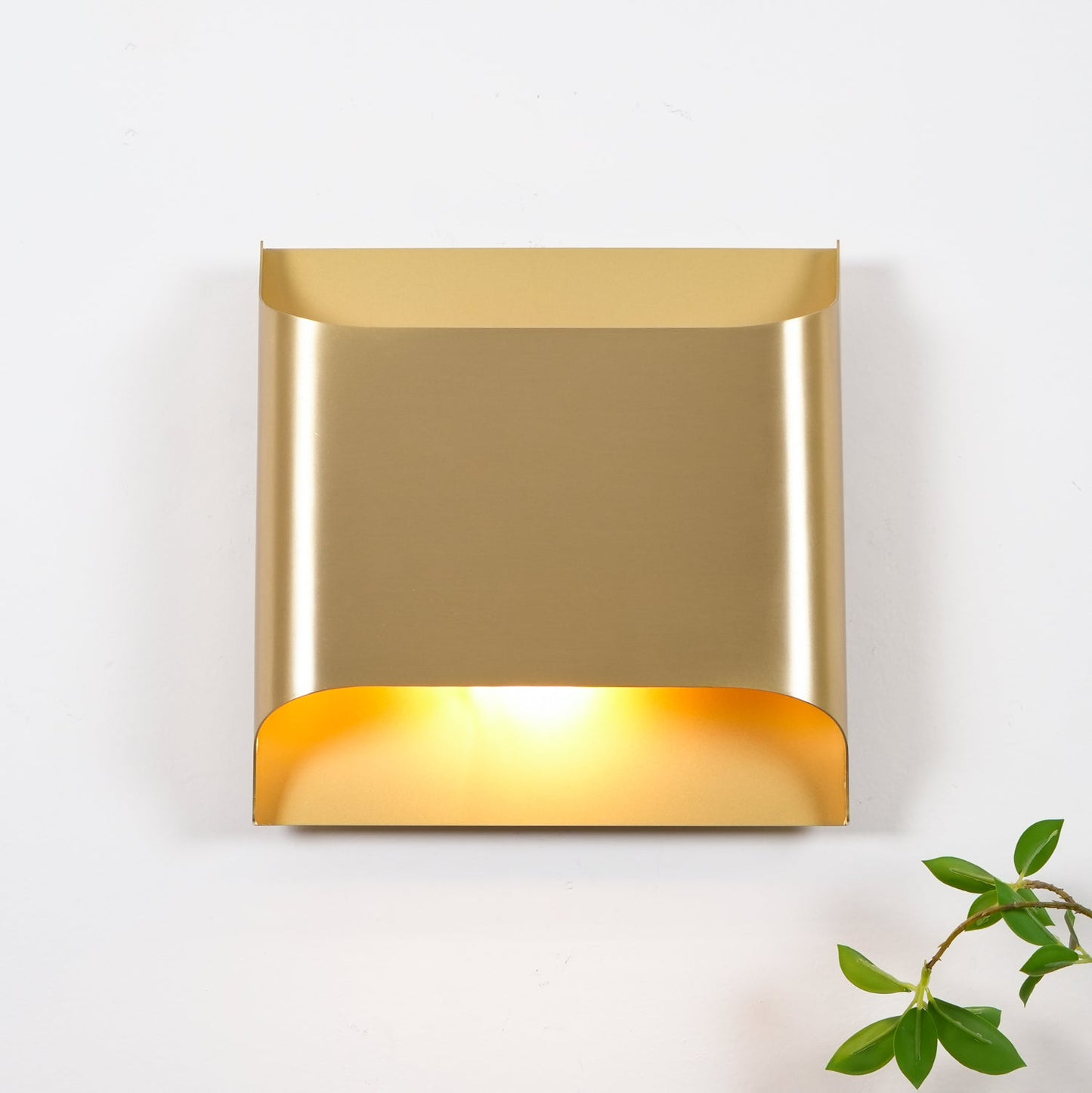 Leclerc Brass Wall Lamp – Polished Brass & Matte Black Sconce