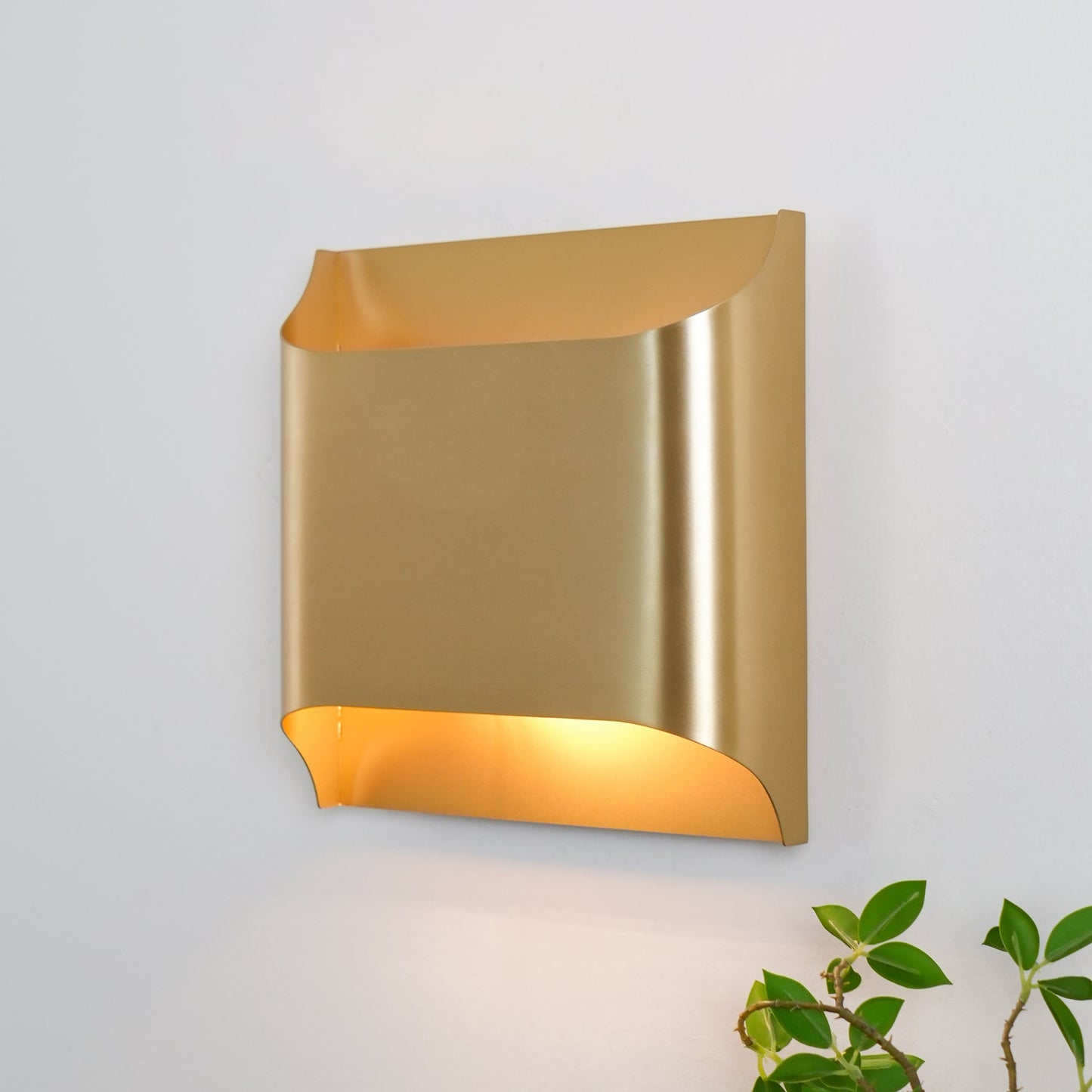 Leclerc Brass Wall Lamp – Polished Brass & Matte Black Sconce