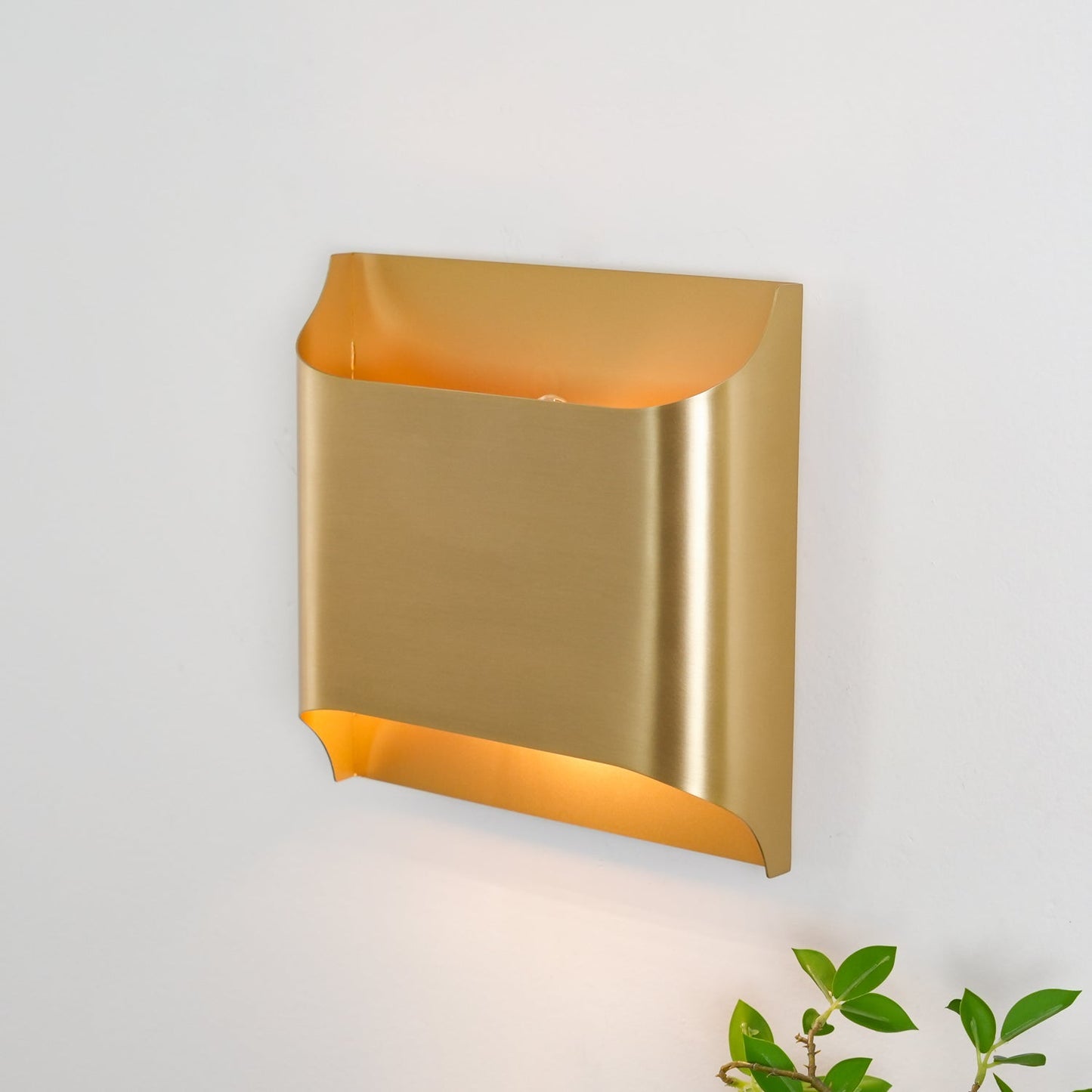 Leclerc Brass Wall Lamp – Polished Brass & Matte Black Sconce