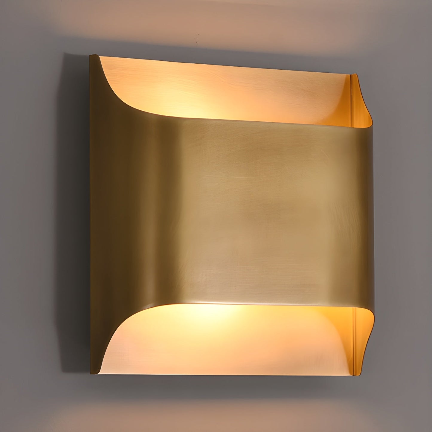 Leclerc Brass Wall Lamp – Polished Brass & Matte Black Sconce