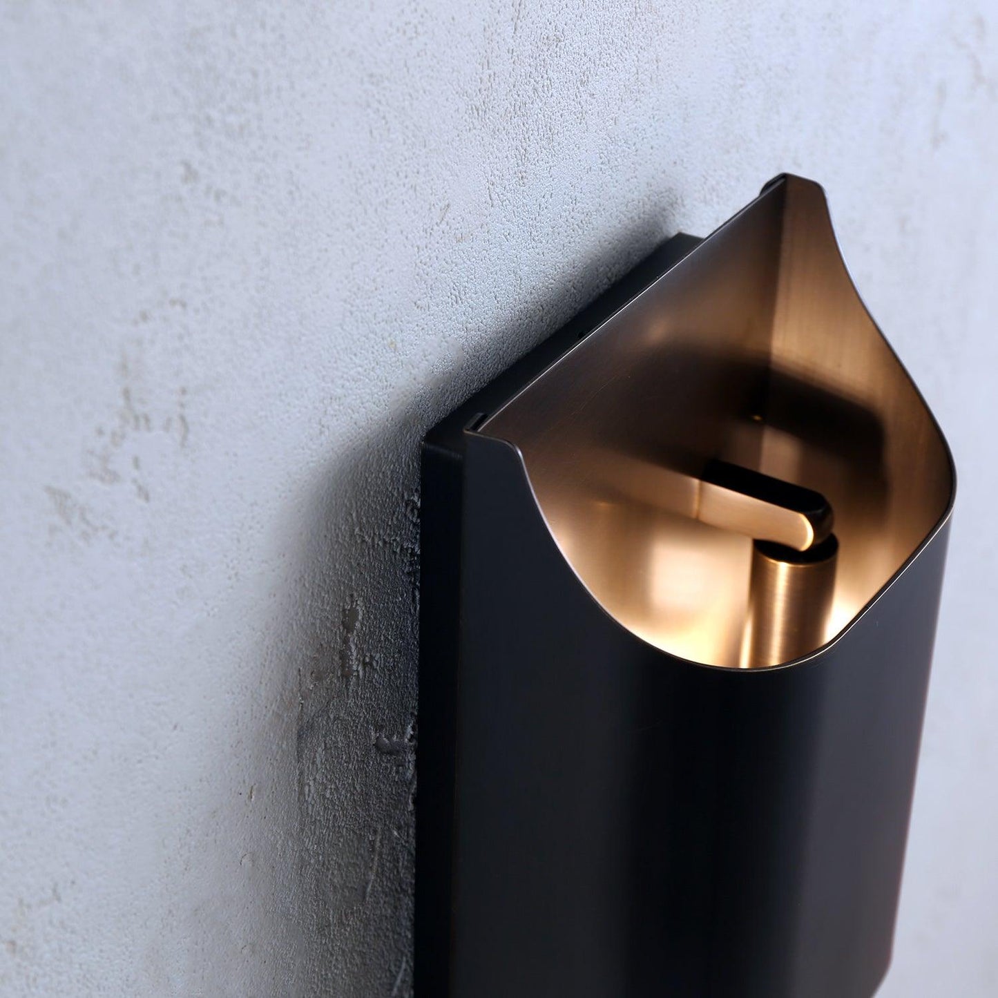 Leclerc Brass Wall Lamp – Polished Brass & Matte Black Sconce