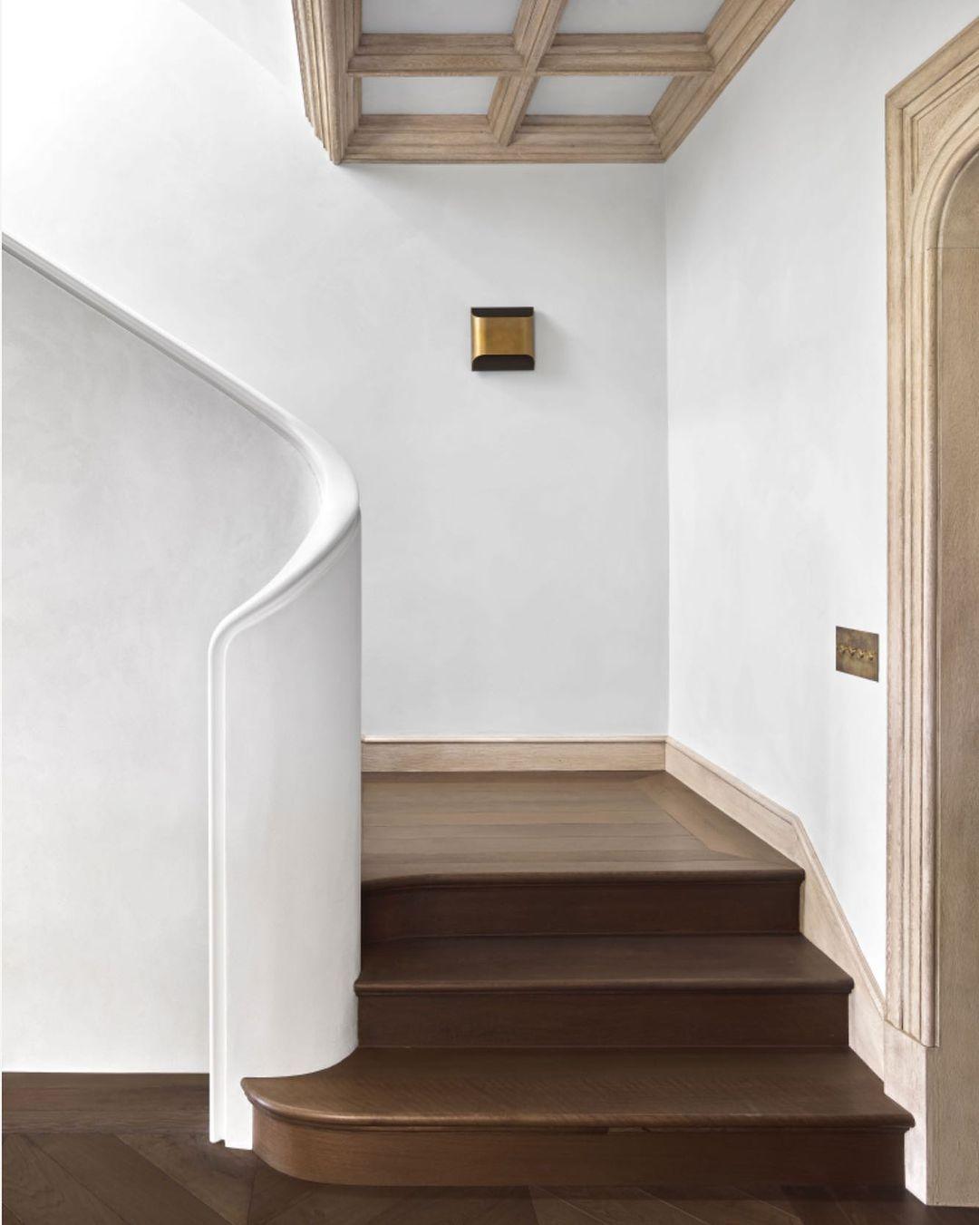 Leclerc Brass Wall Lamp – Polished Brass & Matte Black Sconce