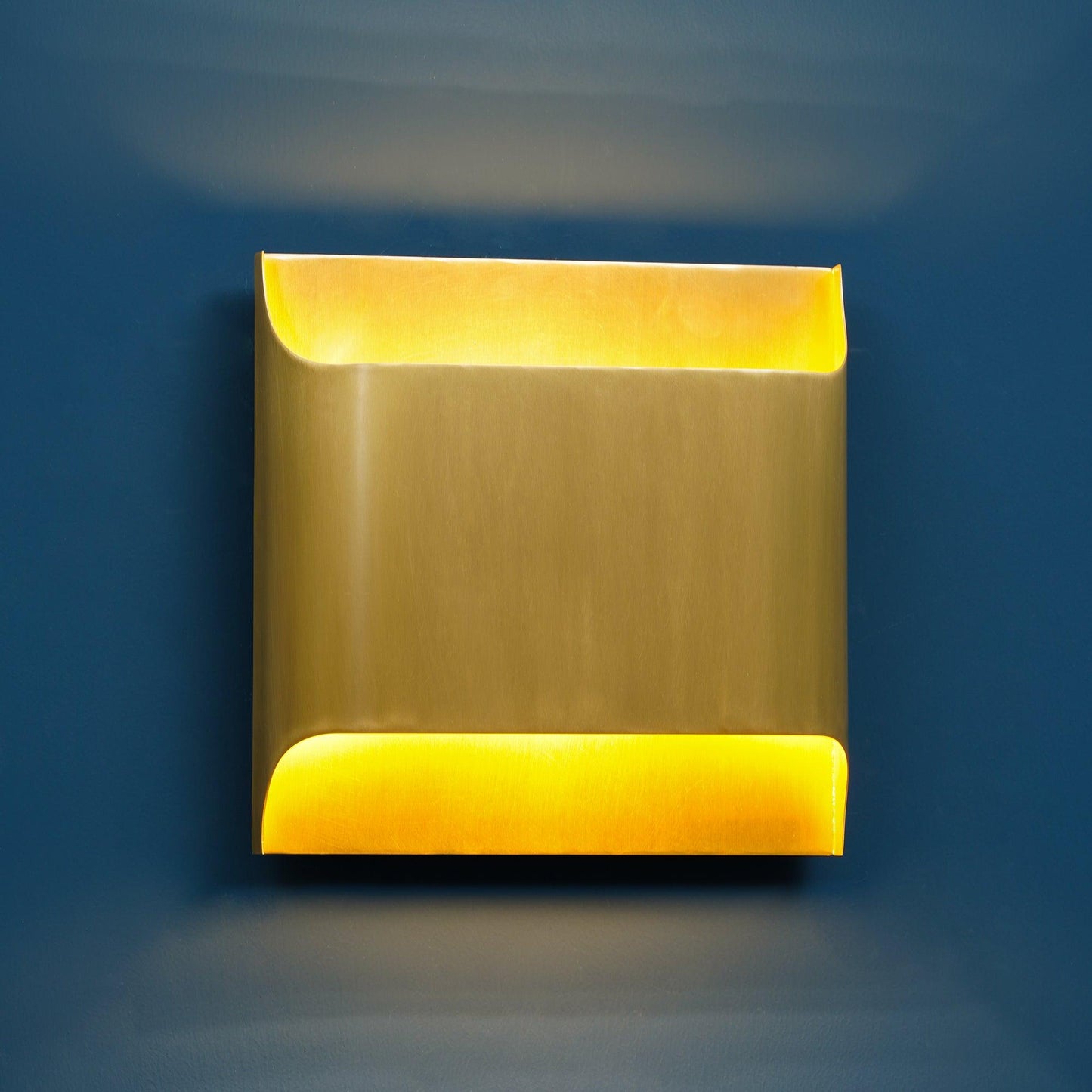 Leclerc Brass Wall Lamp – Polished Brass & Matte Black Sconce