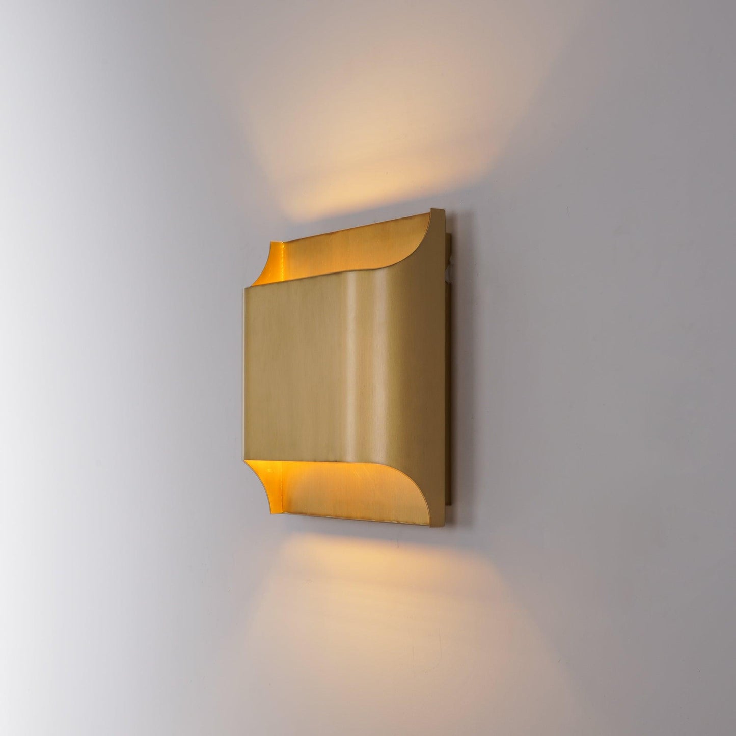 Leclerc Brass Wall Lamp – Polished Brass & Matte Black Sconce