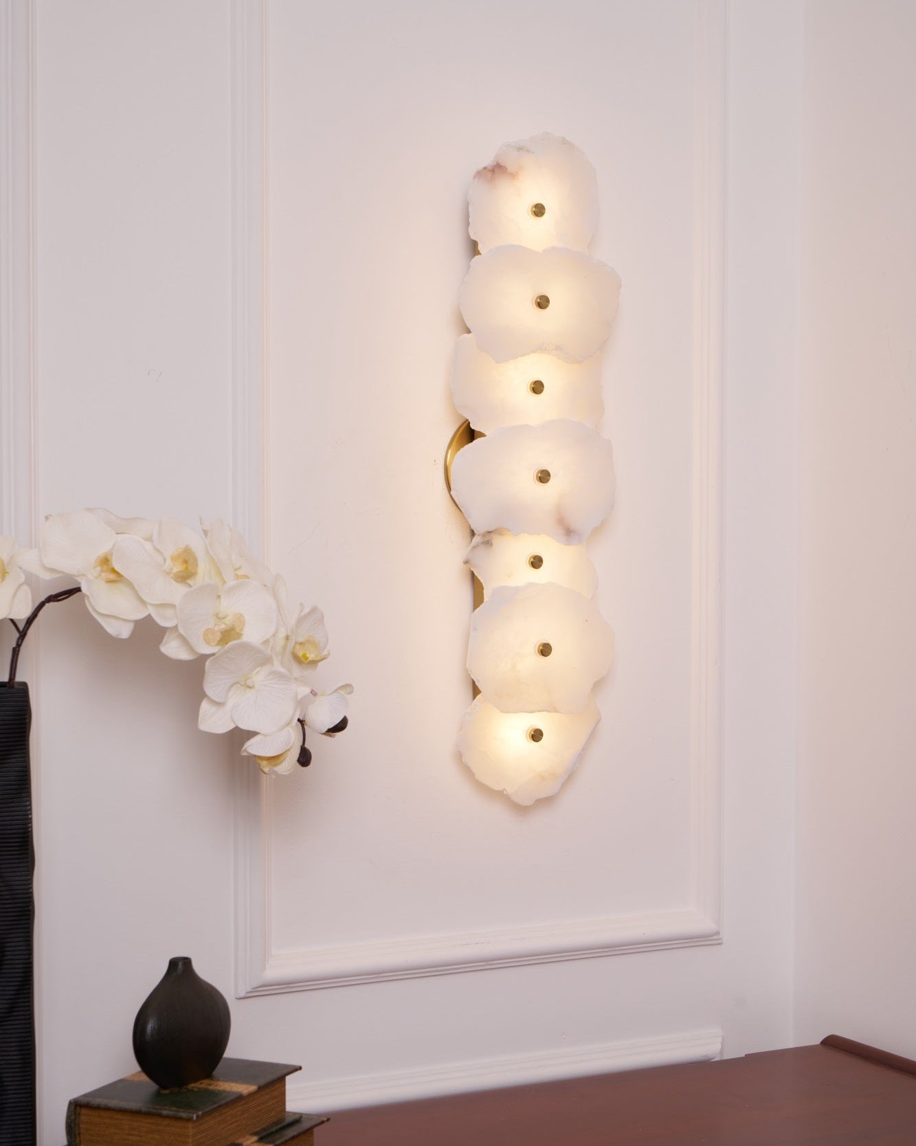 Petra Gold & White Alabaster Wall Lamp – Modern Elegance
