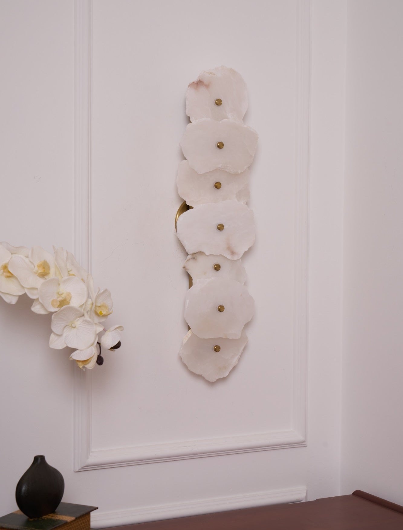 Petra Gold & White Alabaster Wall Lamp – Modern Elegance