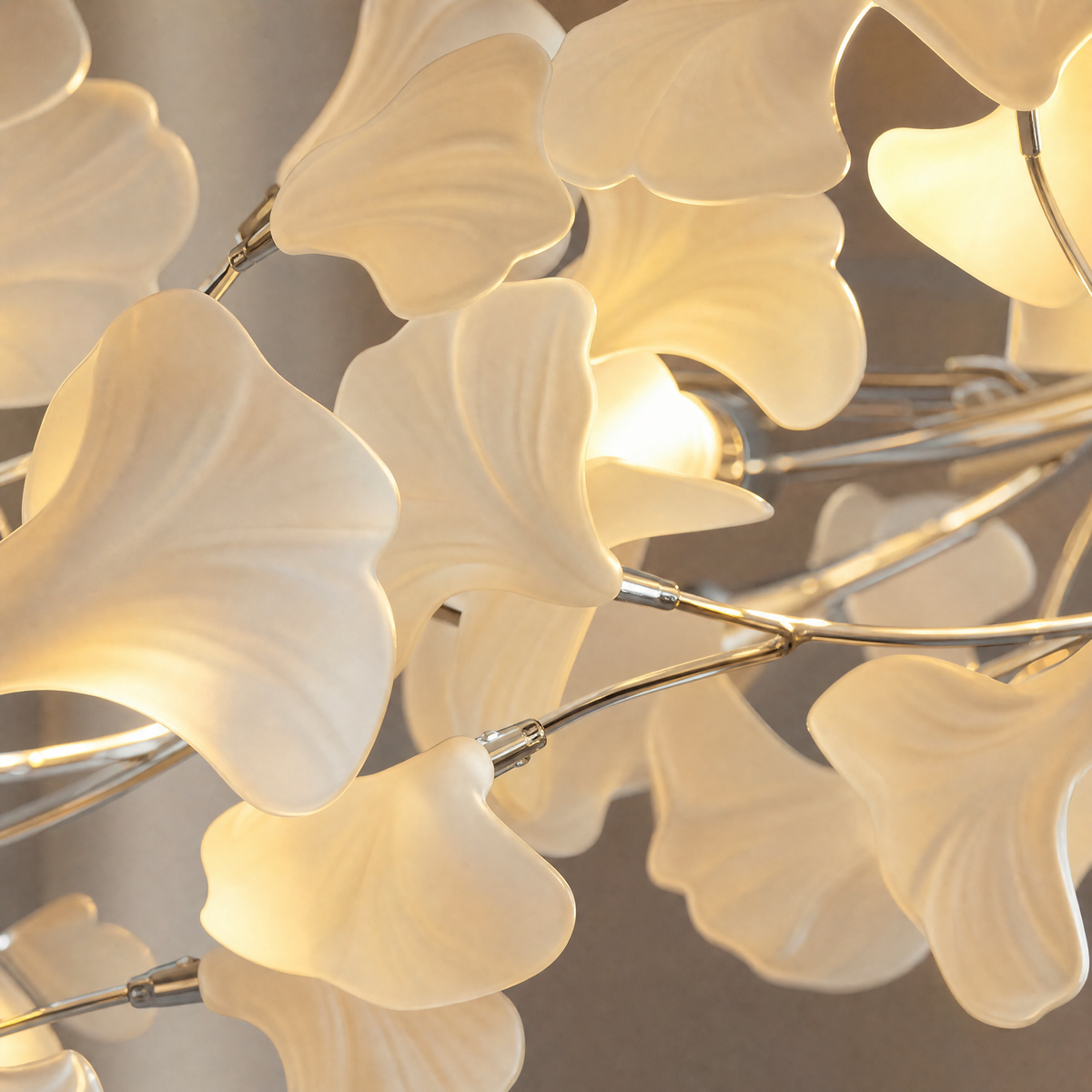 Ceramic Ginkgo Leaf - Round Pendant 800 - Silver