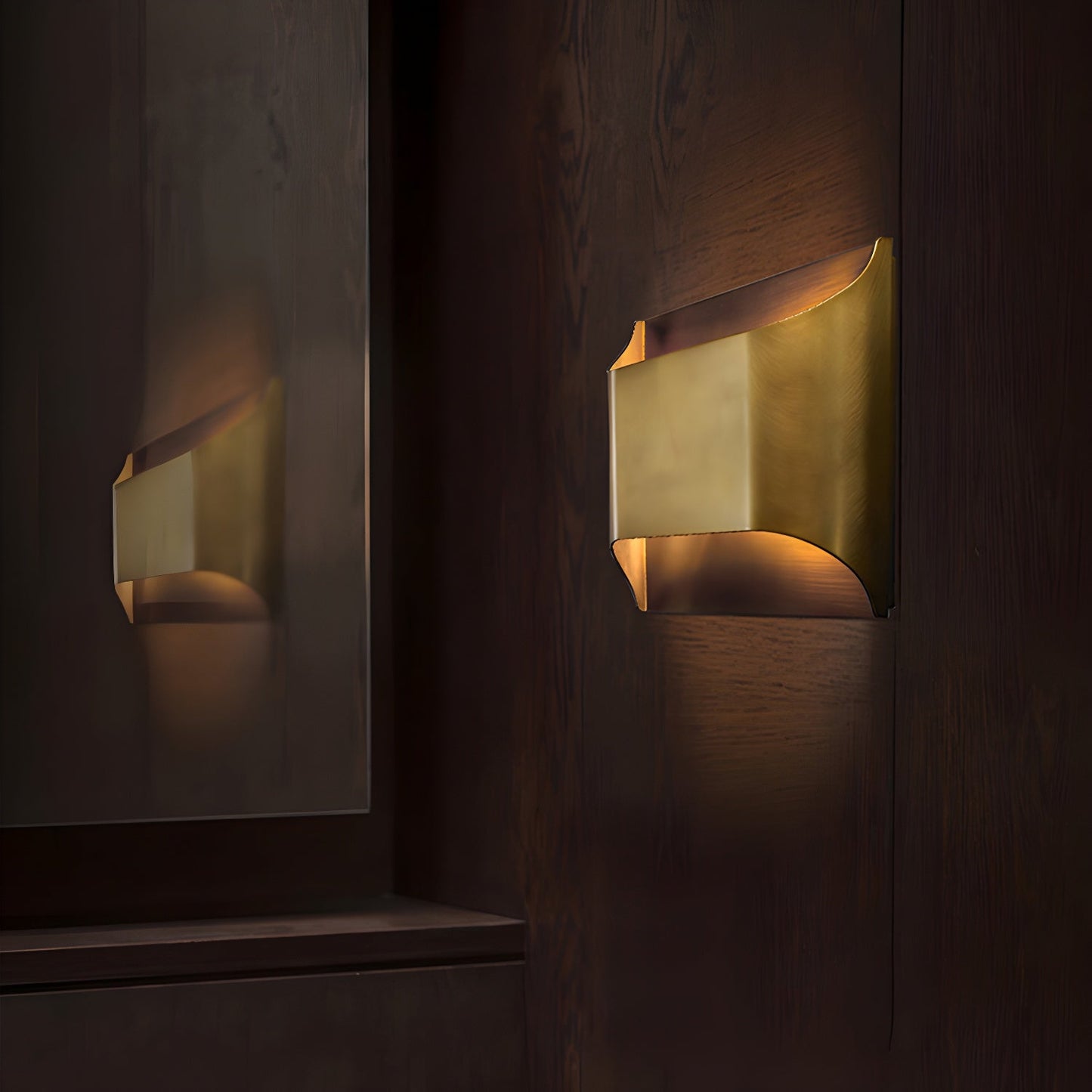 Leclerc Brass Wall Lamp – Polished Brass & Matte Black Sconce
