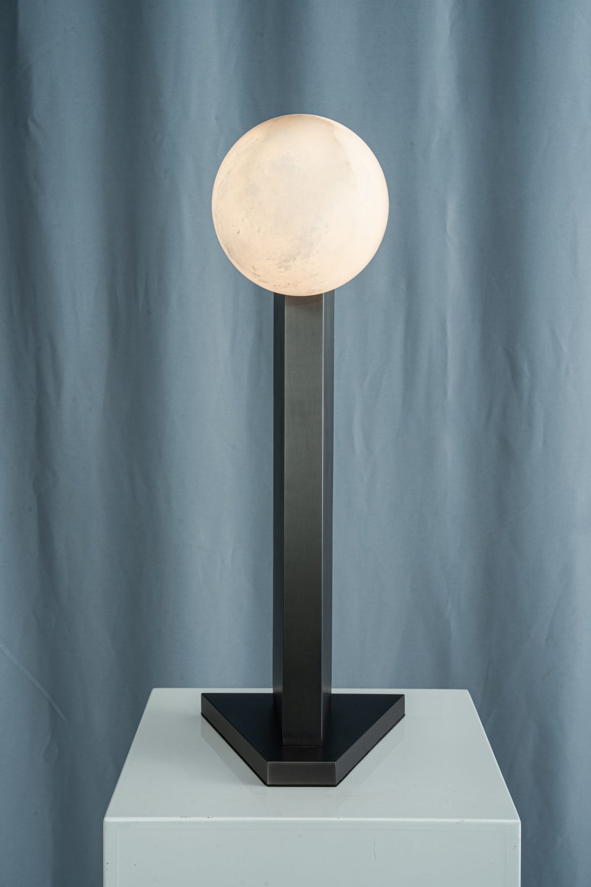 yiosi-sfera-moon-on-pedestal-mt331-1-090-004.jpg