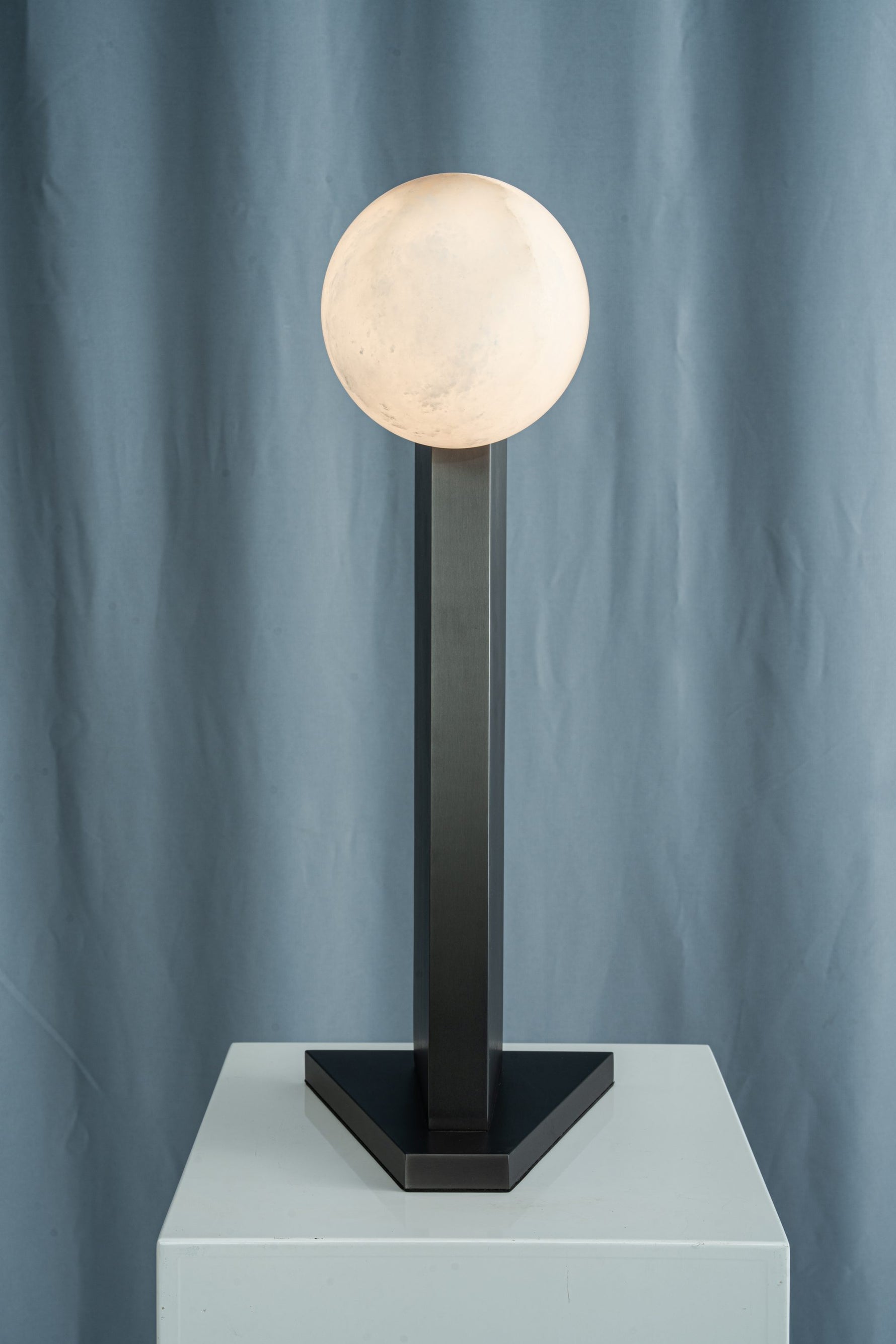 yiosi-sfera-moon-on-pedestal-mt331-1-090-004.jpg