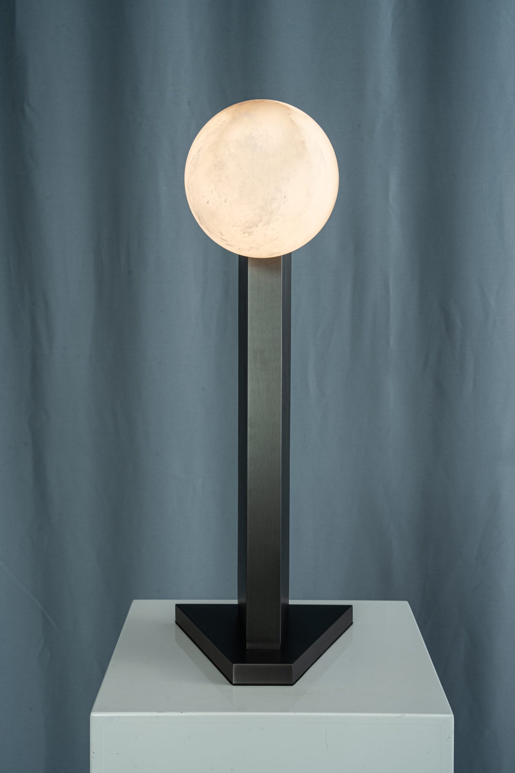 yiosi-sfera-moon-on-pedestal-mt331-1-090-006.jpg