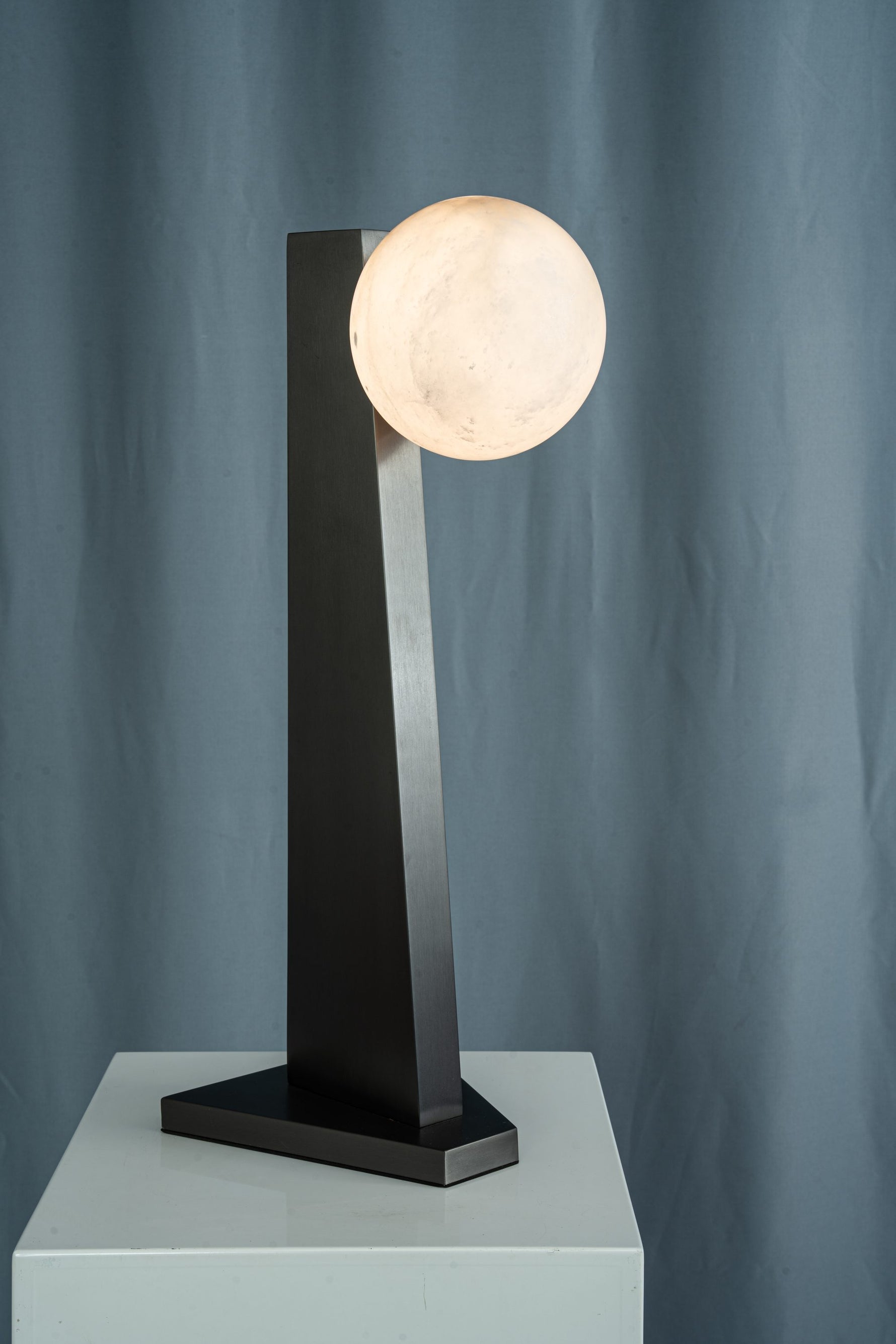 yiosi-sfera-moon-on-pedestal-mt331-1-090-009.jpg
