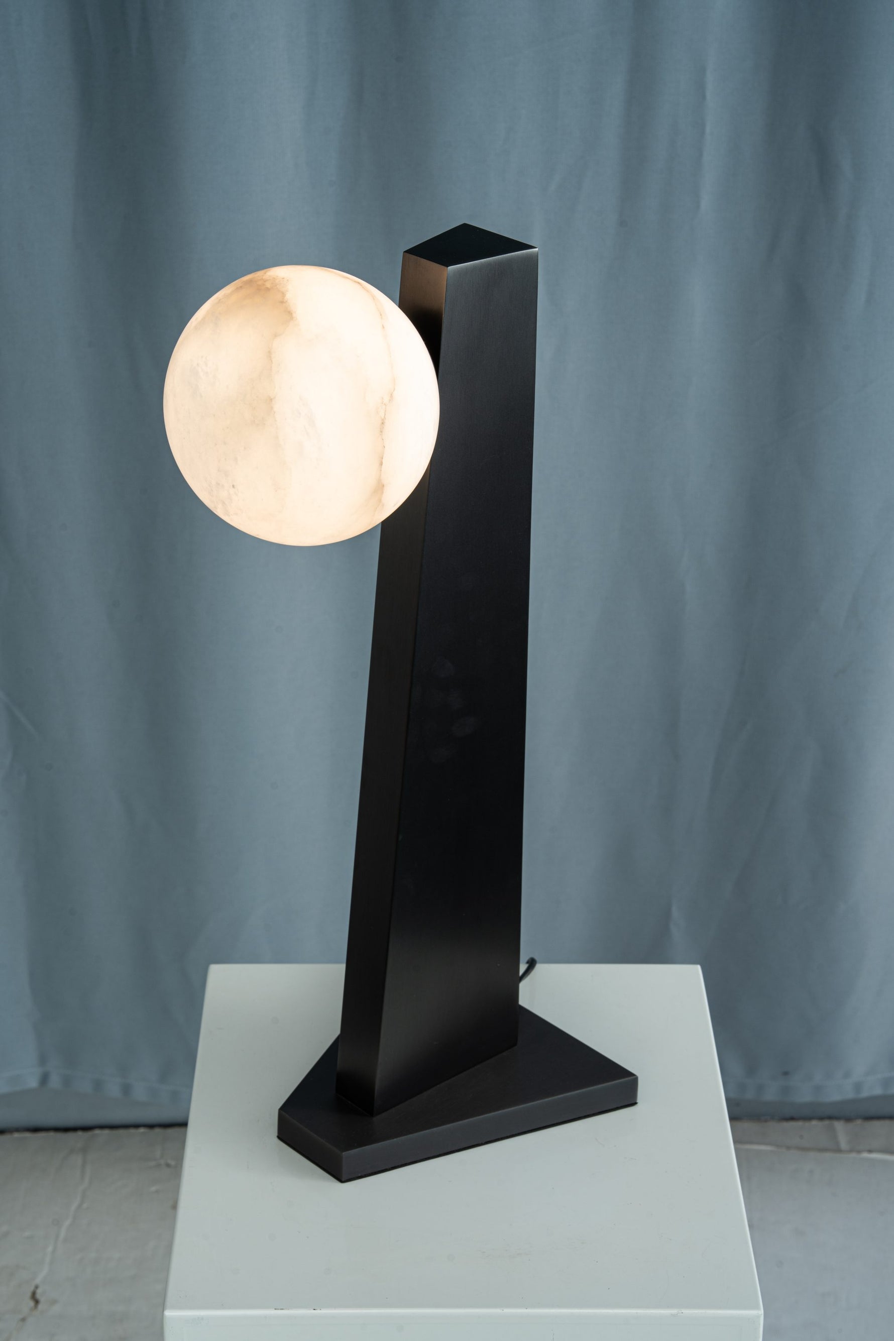 yiosi-sfera-moon-on-pedestal-mt331-1-090-029.jpg
